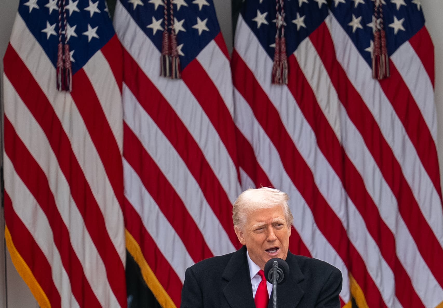 ทรัมป์ขู่เก็บภาษีนำเข้า 'ไวน์-แชมเปญ' จากฝรั่งเศส 200%