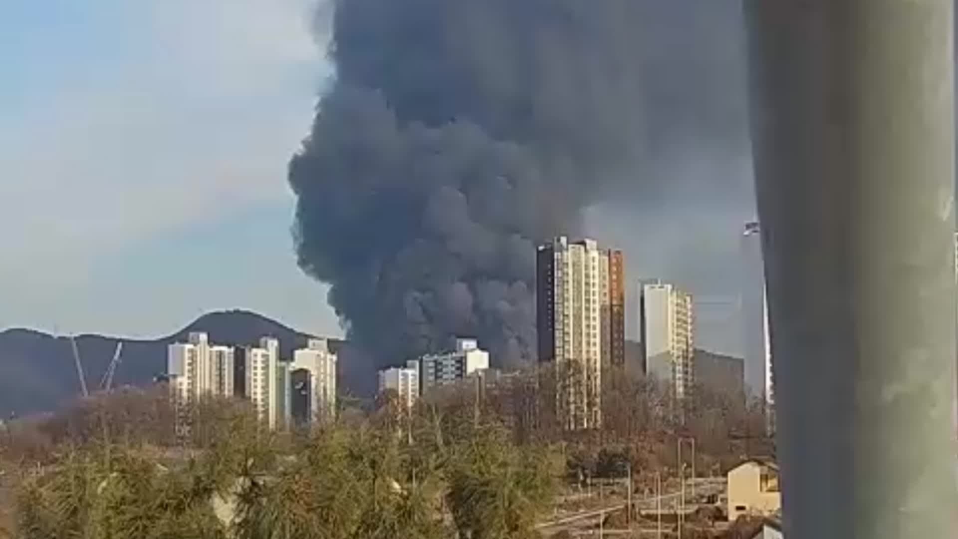 เหตุไฟไหม้โรงงานในเกาหลีใต้ แรงงานต่างชาติสูญหาย 2 ราย