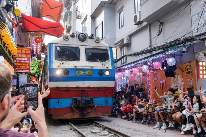 ฮานอยเสนอระงับเดินรถไฟโดยสารผ่าน 'ย่านคาเฟ่' ริมทางรถไฟ