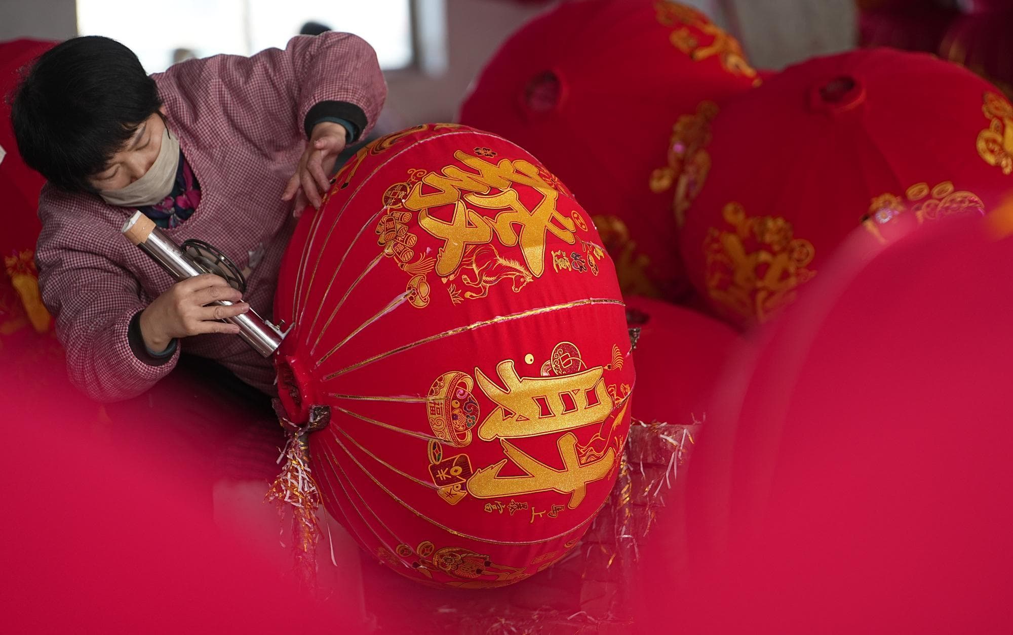 คนงานในเหอเป่ยเร่งผลิต 'โคมไฟแดง' รับตรุษจีน