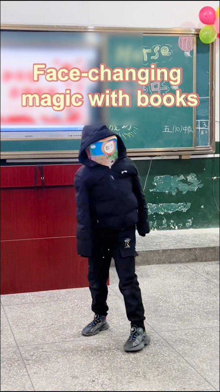 โป๊ะแตกตอนท้าย! เด็กจีนโชว์ 'งิ้วเปลี่ยนหน้า' ใช้ตำราเรียนแทนหน้ากาก