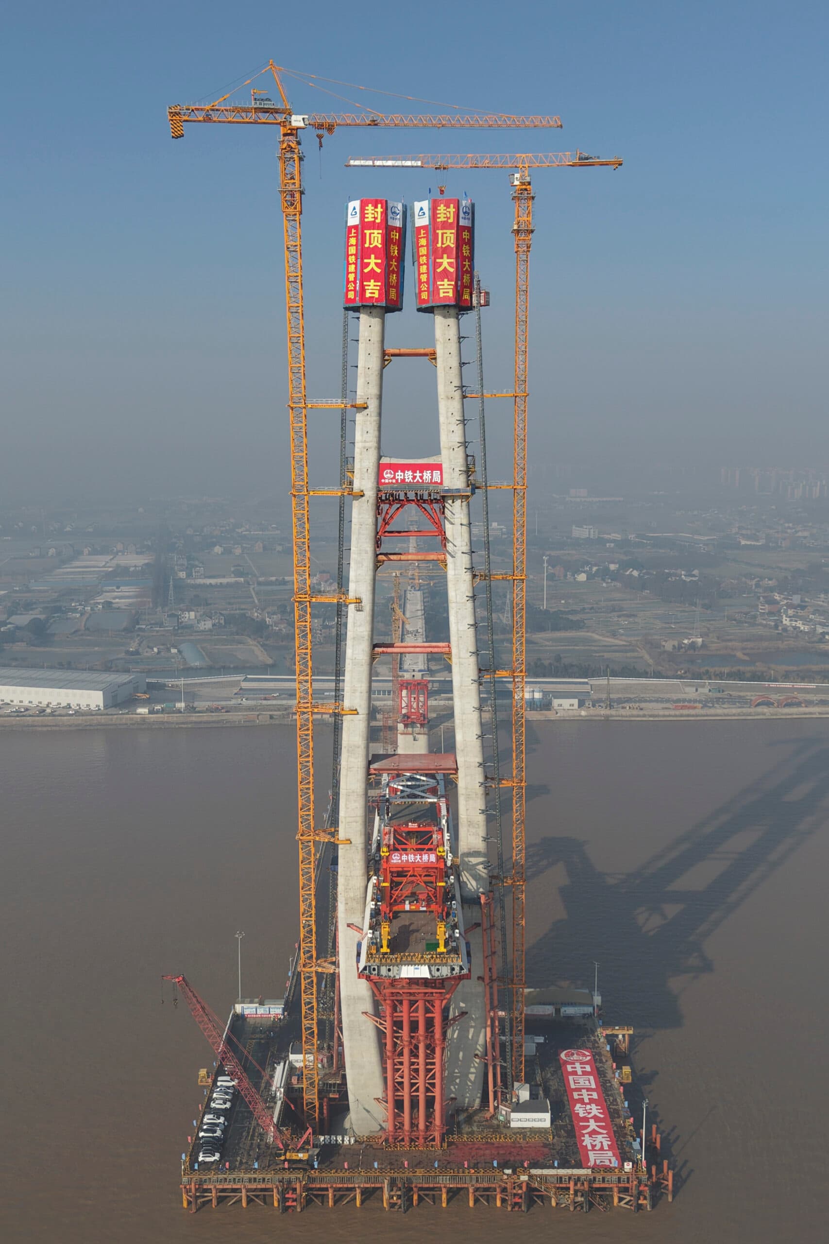เจ้อเจียงปิดยอด 'หอคอย' สะพานทางรถไฟเร็วสูงข้ามอ่าวหางโจว