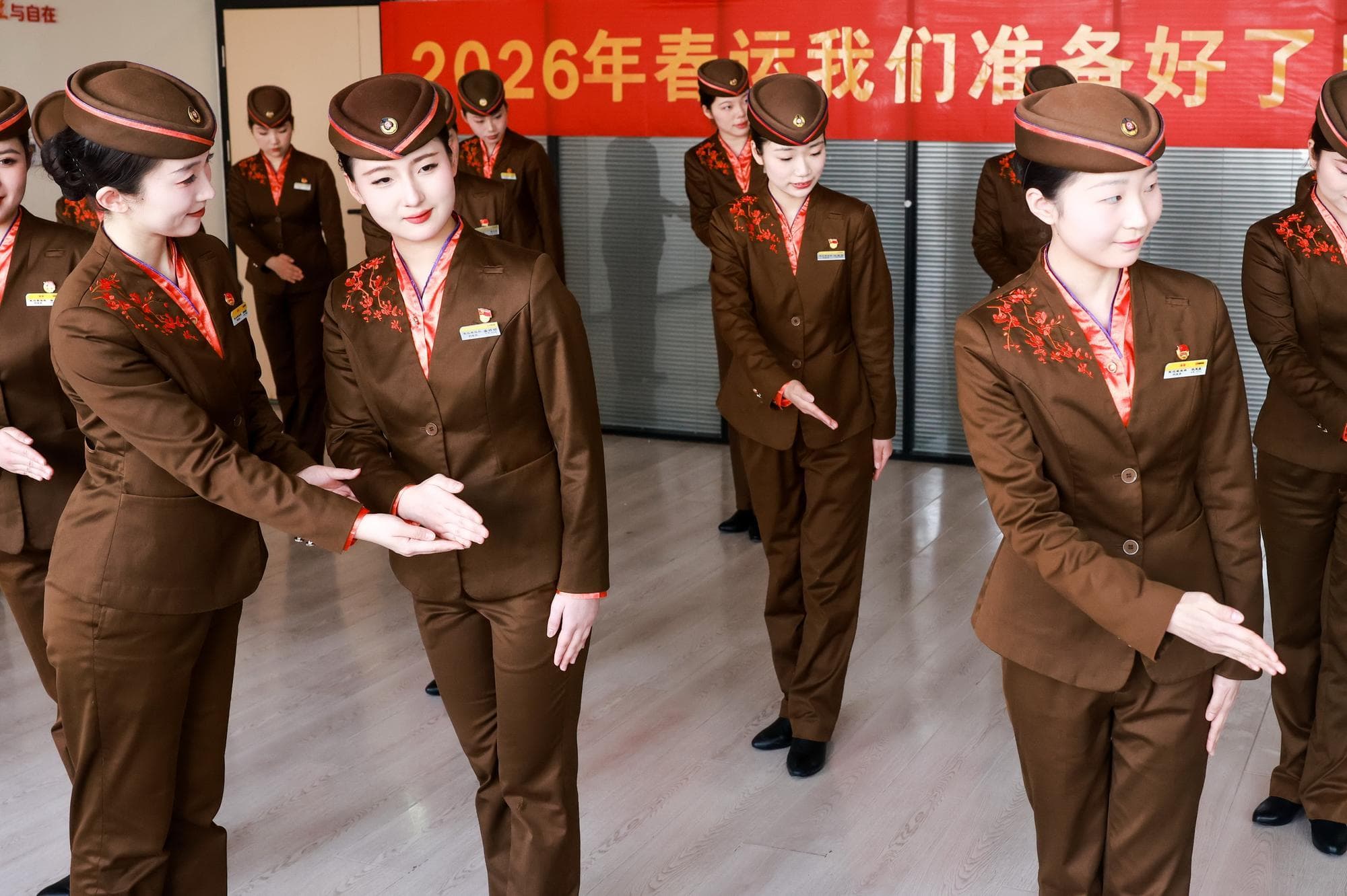 เพื่อความเป๊ะ! พนักงานต้อนรับบนรถไฟจีน ซักซ้อมบริการรับช่วงชุนอวิ้น