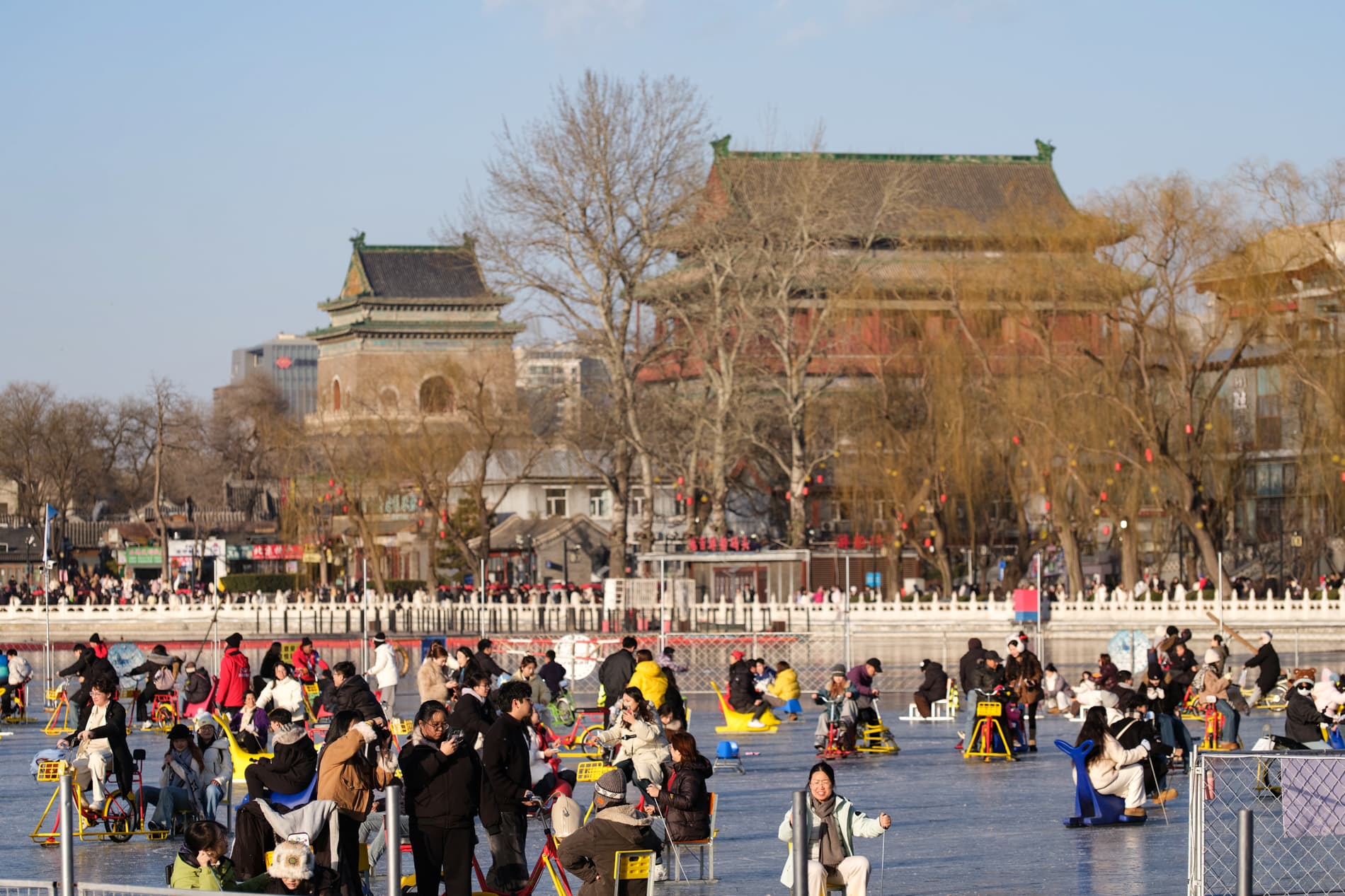 ผู้คนเล่นเลื่อนสนุกสนานเต็มลานน้ำแข็งในปักกิ่ง