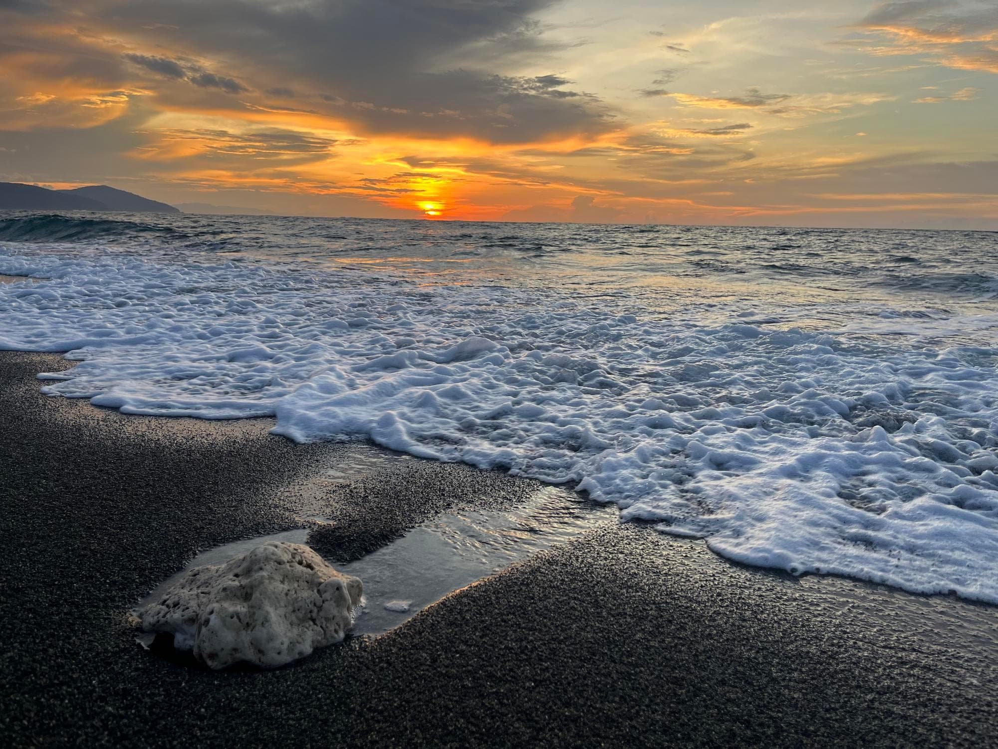 ศึกษาพบ 'ภาพเขียนผนังถ้ำ' ในอินโดนีเซีย ขึ้นแท่นเก่าแก่สุดในโลก