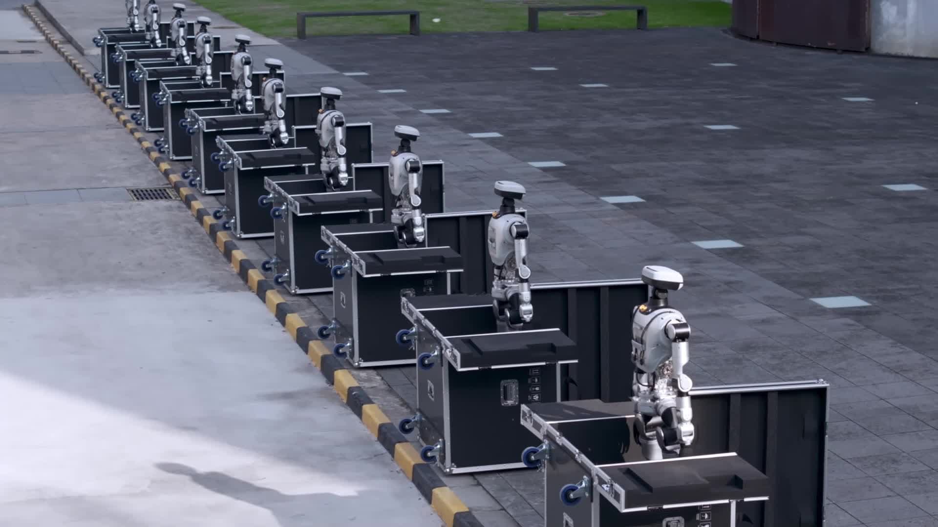 ทัพหุ่นยนต์จีนโชว์ 'ออกจากกล่อง' อัตโนมัติ พร้อมเพรียงไร้สะดุด