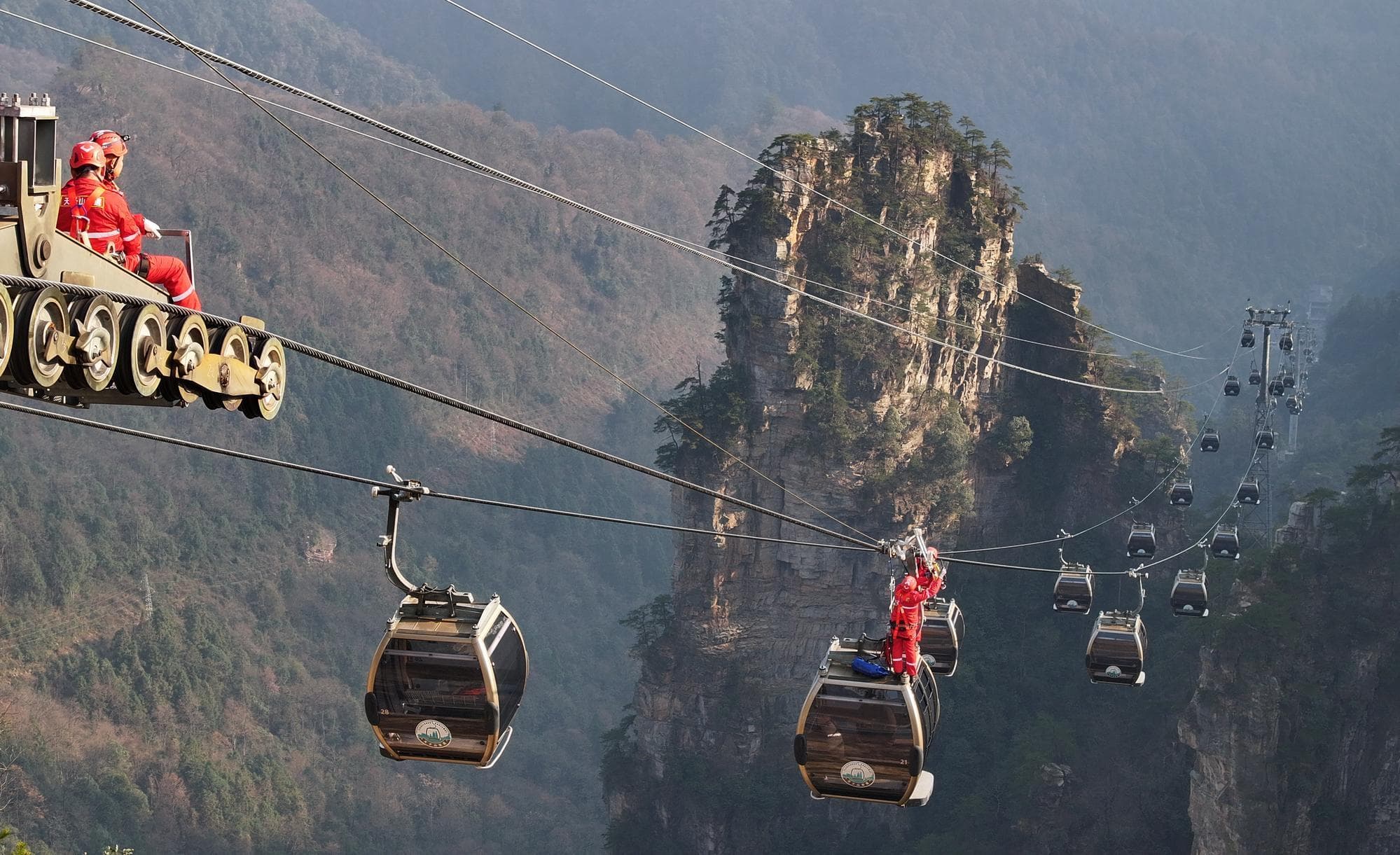 จางเจียเจี้ยซ้อมกู้ภัย 'กระเช้าลอยฟ้า' หยุดกลางอากาศ