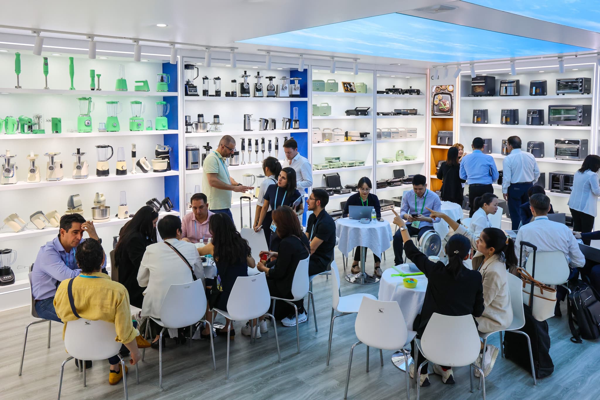 จีนเผยยอดขาย 'เครื่องใช้ไฟฟ้าในบ้าน-อุปกรณ์สื่อสาร' พุ่งสูงในปี 2025 อานิสงส์นโยบายเทรดอิน