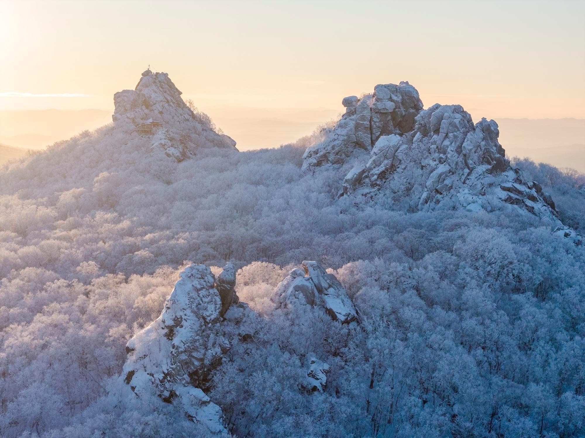 น้ำค้างแข็ง แสงตะวัน แต้มสีสัน 'วนอุทยานชีซิงซาน' ในเฮยหลงเจียง