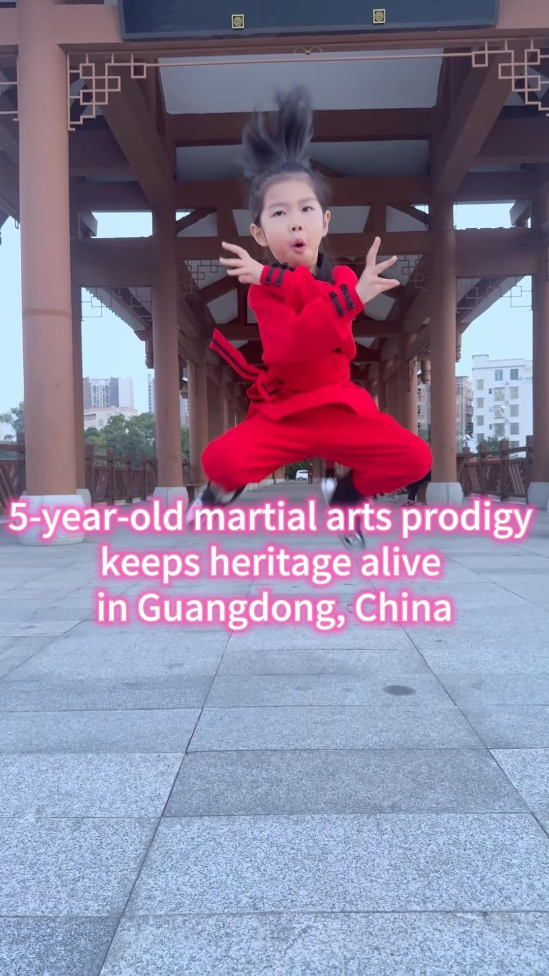 จิ๋วแต่แจ๋ว! หนูน้อย 5 ขวบโชว์กระบวนท่าสุดพลิ้วในกวางตุ้ง