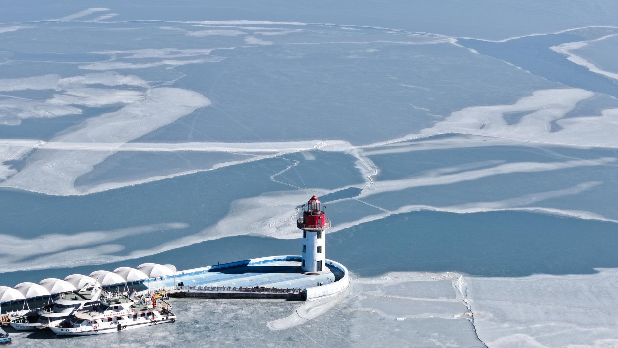 ทะเลสาบชิงไห่' สวยเด่นยามเหมันต์ในชิงไห่