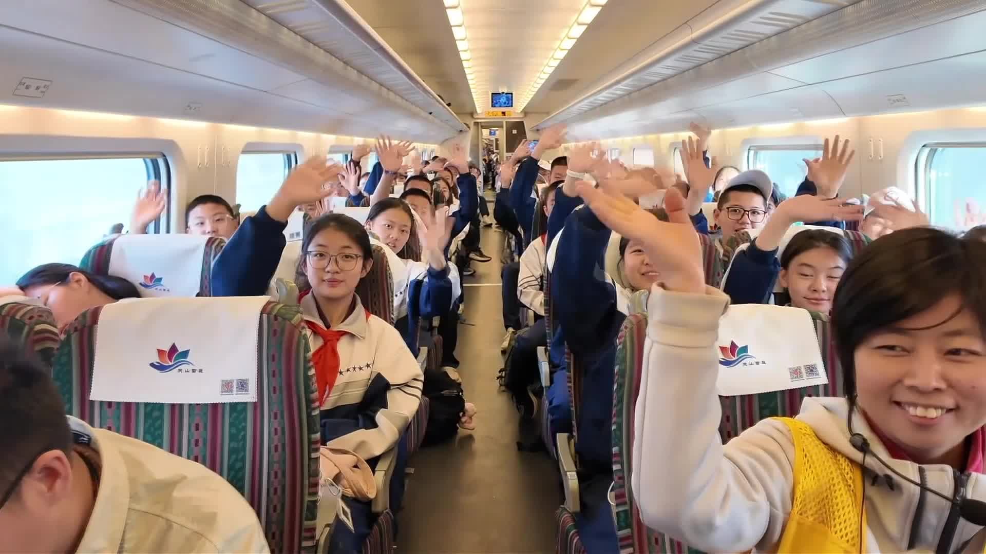 เครือข่ายรถไฟซินเจียงทำสถิติใหม่ ขนส่งผู้โดยสาร-สินค้าพุ่งในปี 2025