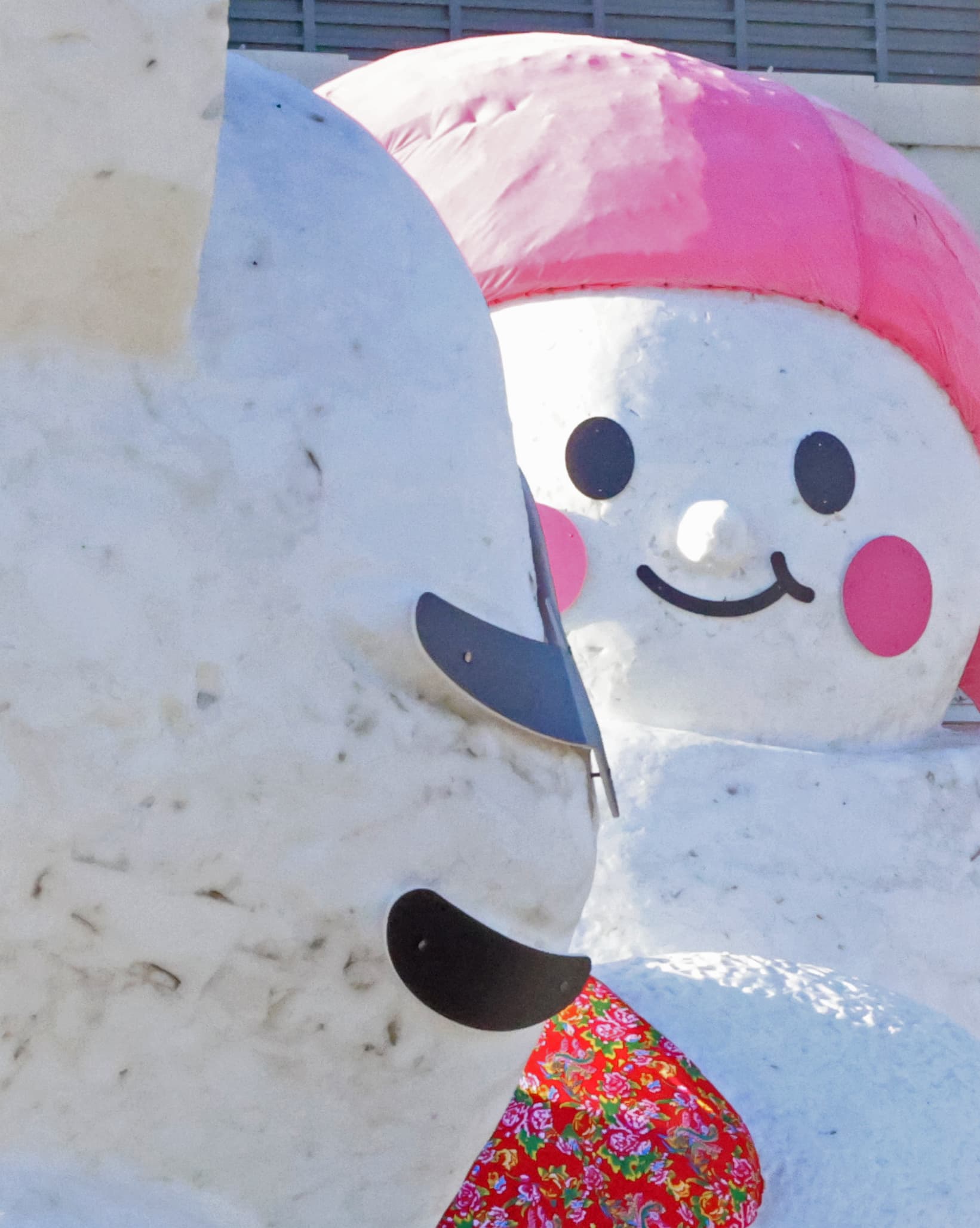 ตุ๊กตาหิมะยักษ์ ยิ้มหวาน หน้ากลม ไอคอนเด่นหน้าหนาวในเสิ่นหยาง