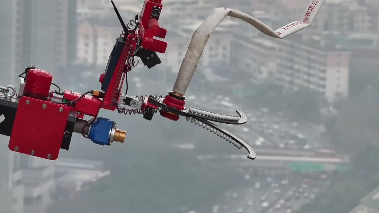 เซินเจิ้นทดสอบ 'โดรนดับเพลิงตึกสูงพิเศษ' ต่อท่อฉีดน้ำดับไฟบนที่สูงกว่า 300 เมตร