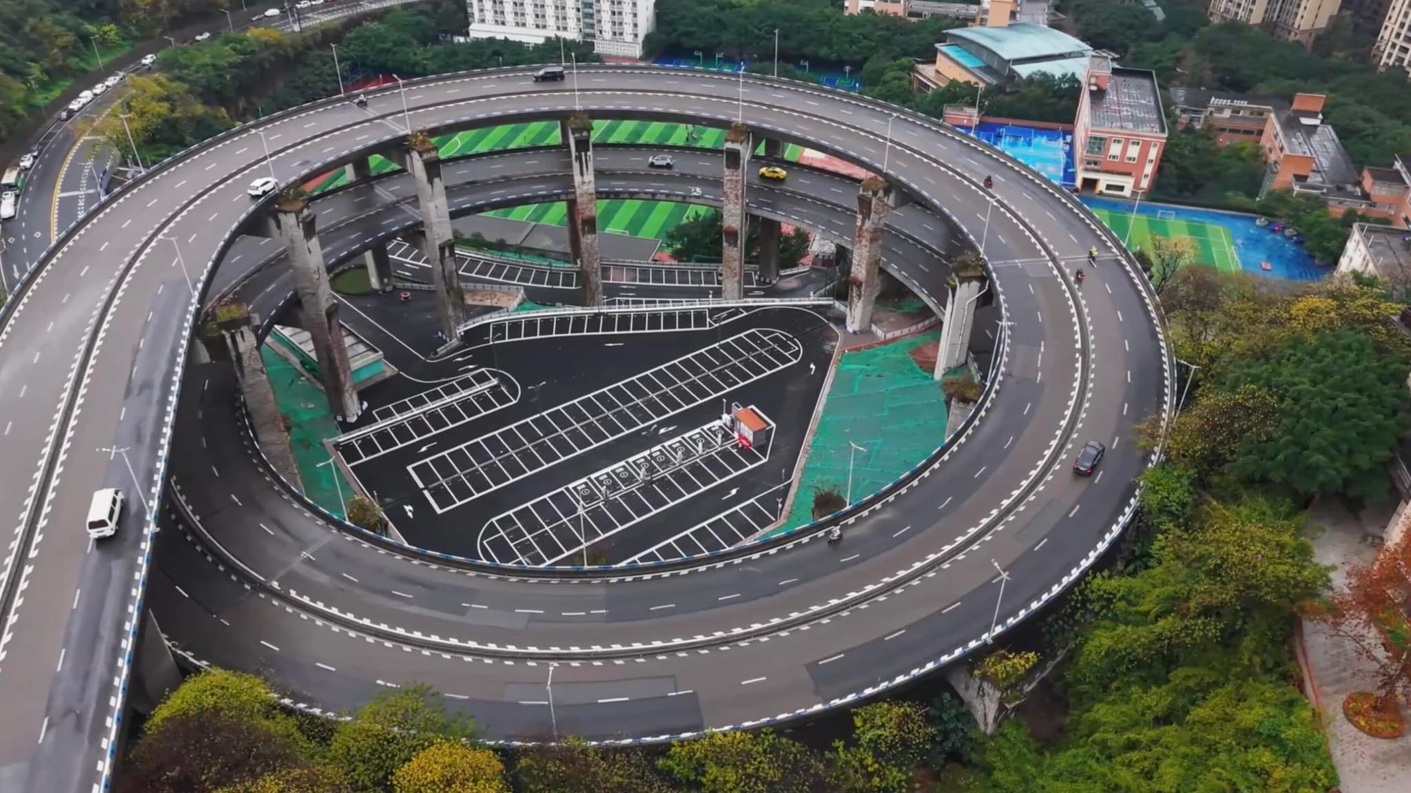 ฉงชิ่ง' มหานคร 8D เปลี่ยนพื้นที่ใต้สะพานเป็น 'ลานจอดรถ' สุดเจ๋ง