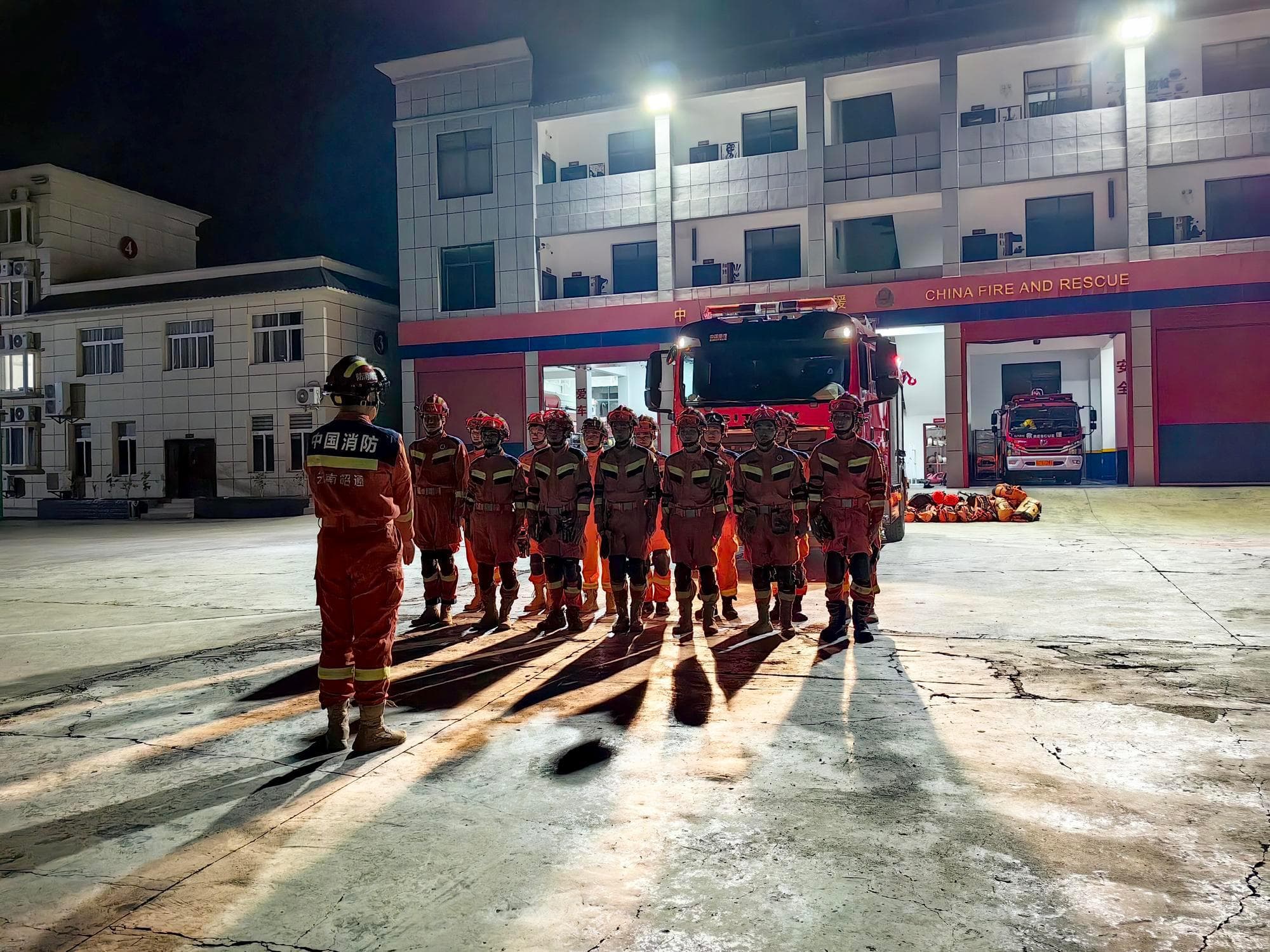 รู้ทันแผ่นดินไหว! นักเรียนในยูนนาน ซุกใต้โต๊ะฉับไว อพยพเป็นระเบียบ