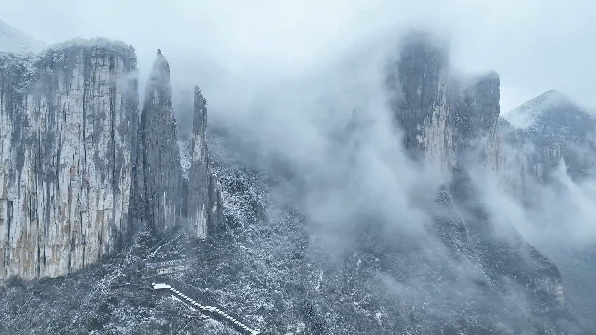 หิมะขาวห่มคลุม 'แกรนด์แคนยอนเอินซือ' งามดังแดนเซียนในหูเป่ย