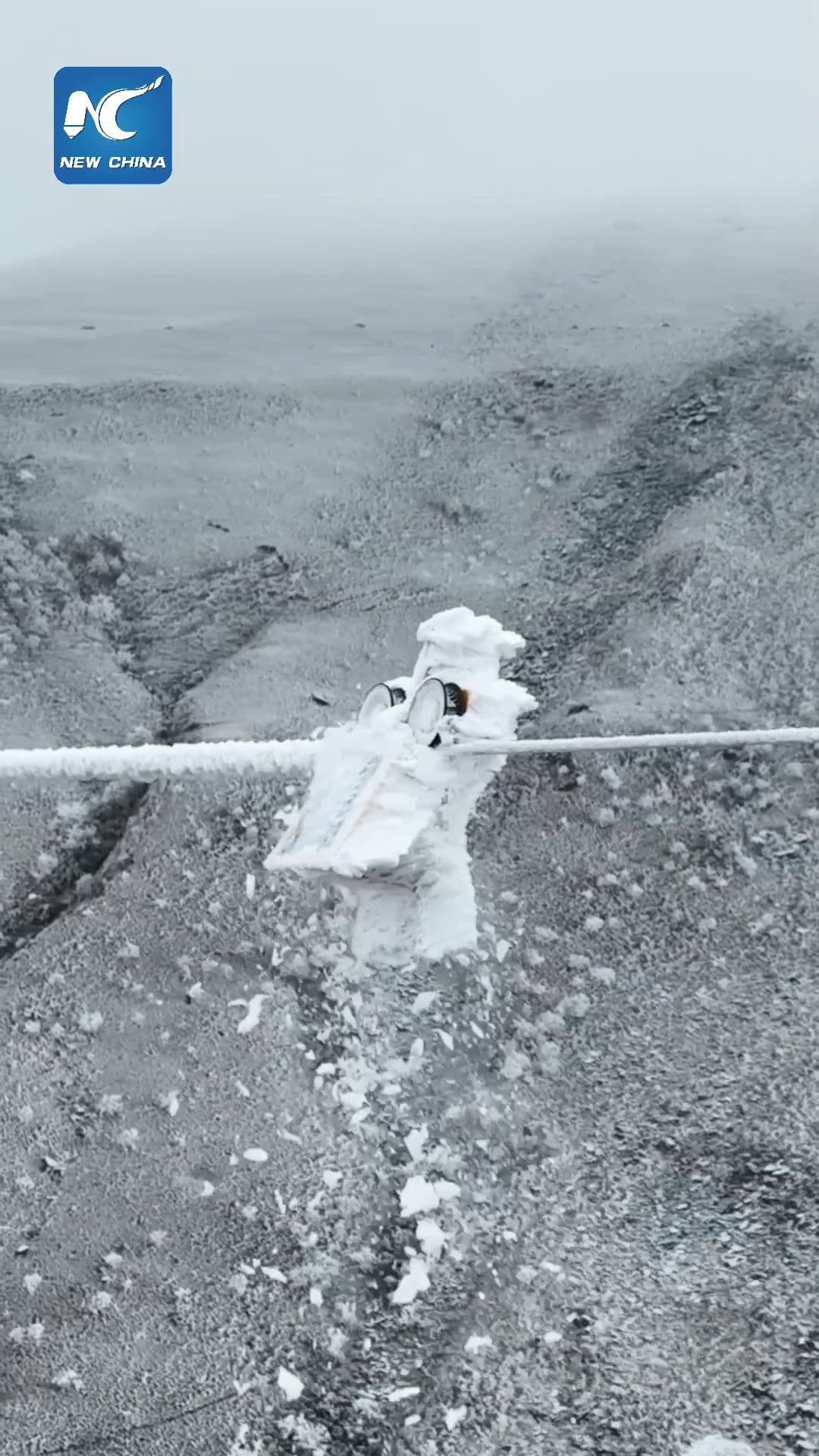 หุ่นยนต์พลังงานแสงอาทิตย์ลุยงาน 'กำจัดน้ำแข็ง' เกาะสายไฟบนที่สูงในเสฉวน