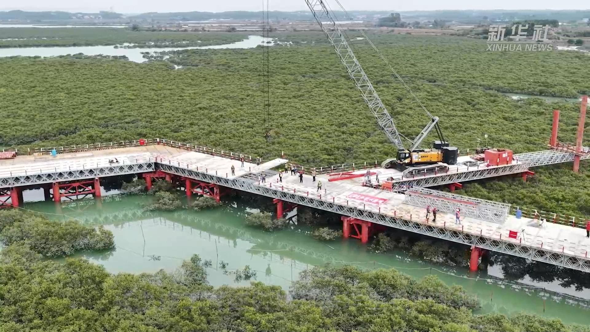 ส่อง 'สะพานหนุนงานสร้างสะพาน' โครงการทางม้าเหล็กข้ามทะเลในกว่างซี