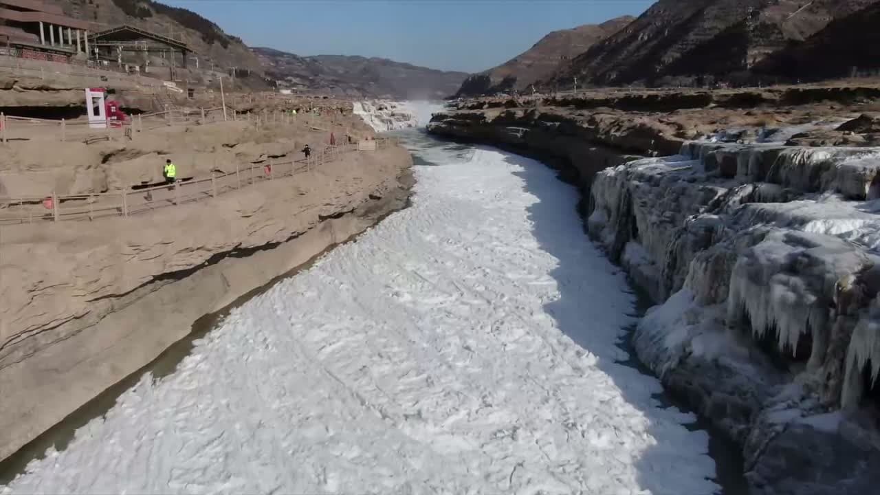 ปรากฏการณ์ 'น้ำแข็งปิดผิวน้ำ' เหมือนผ้ายับย่น ใกล้น้ำตกหูโข่ว