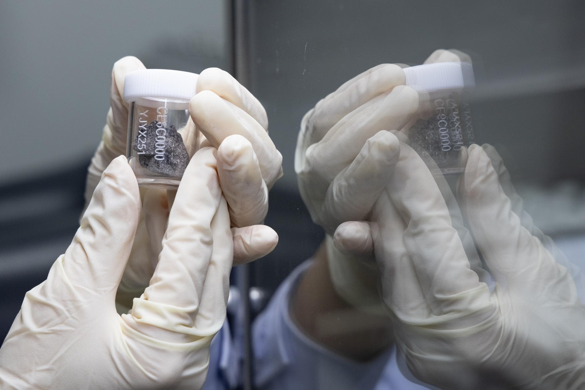 นักวิทย์ใช้ตัวอย่างหินด้านไกลจาก ‘ฉางเอ๋อ-6’ ระบุอายุพื้นผิวดวงจันทร์แม่นยำขึ้น