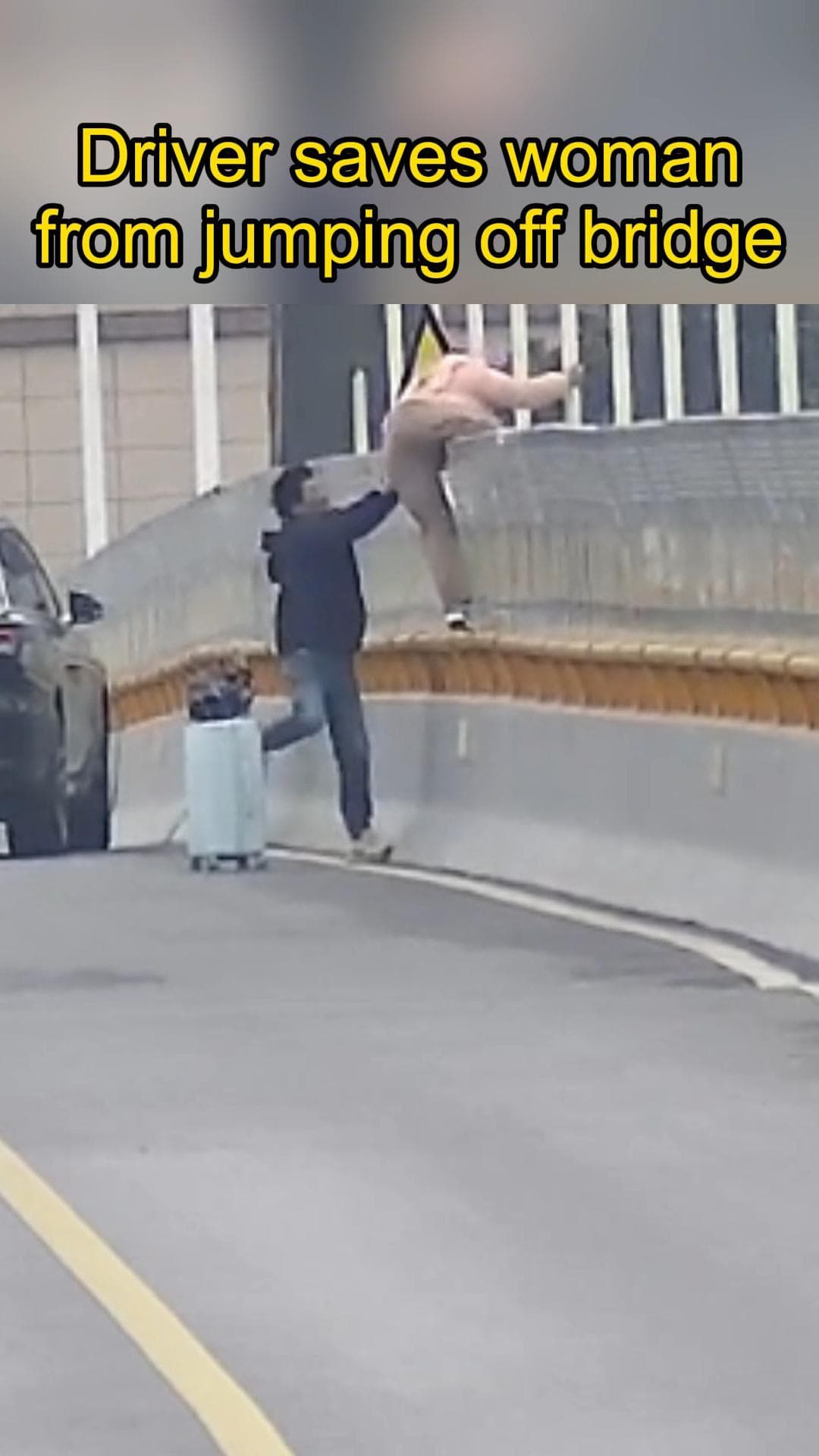 นาทีชีวิต! ชายจีนจอดรถช่วยหญิงคิดโดดสะพานในเจ้อเจียง