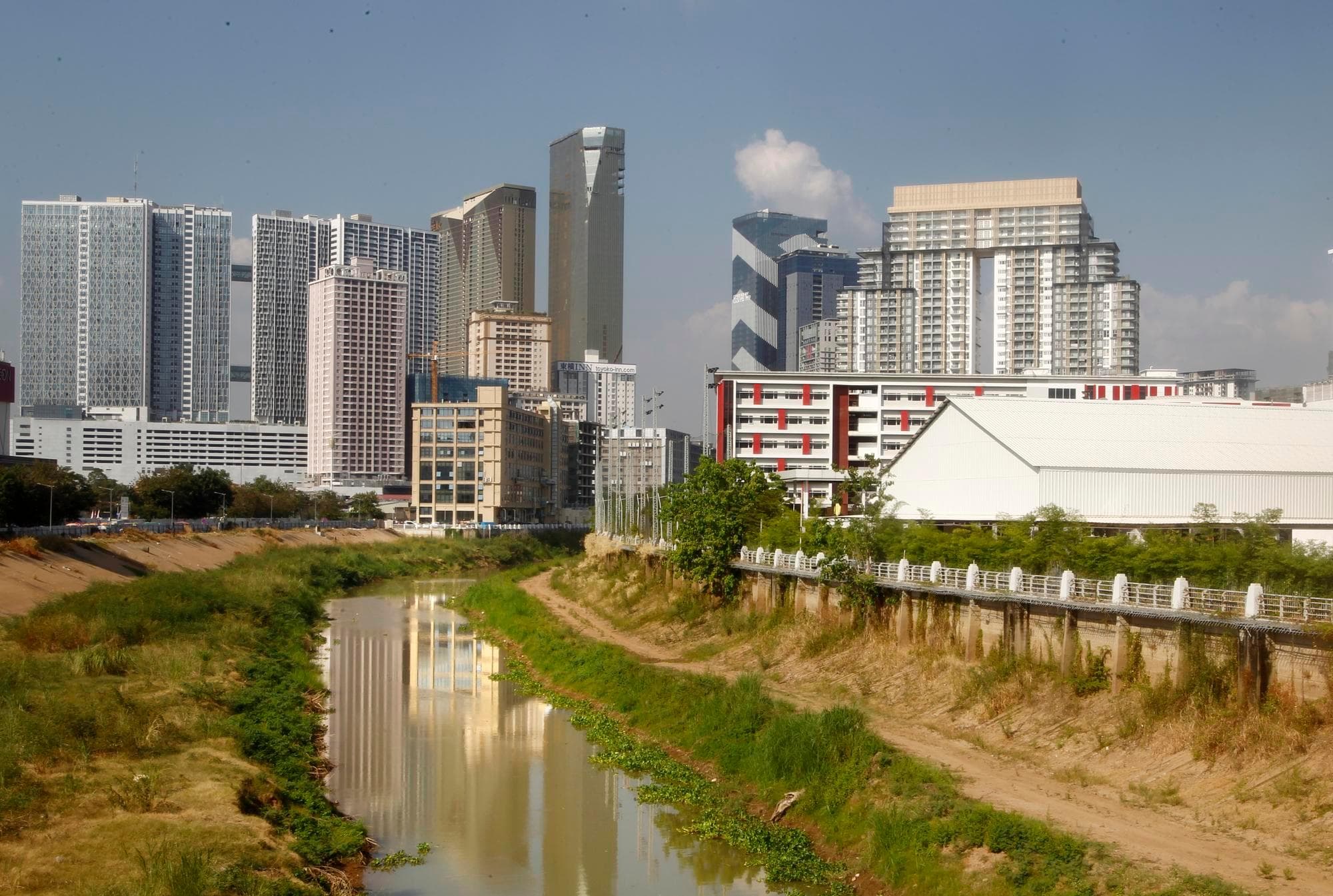 กัมพูชารวบต่างชาติกว่า 2,000 ราย หลังบุกจู่โจมคาสิโนในบาเวต