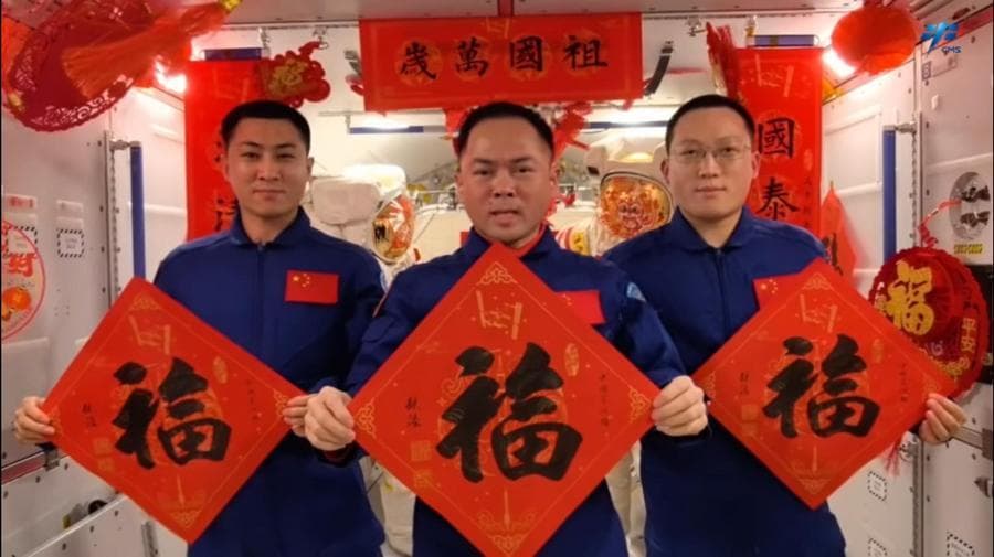 ความสุขรับตรุษจีน! นักบินอวกาศจีนเก็บเกี่ยว ‘มะเขือเทศ’ ปลูกในสถานีอวกาศสำเร็จ