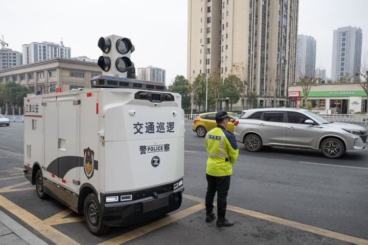 ฉงชิ่งเตรียมส่ง ‘รถตำรวจ AI’ ไร้คนขับ ดูแลความเรียบร้อยรับตรุษจีน