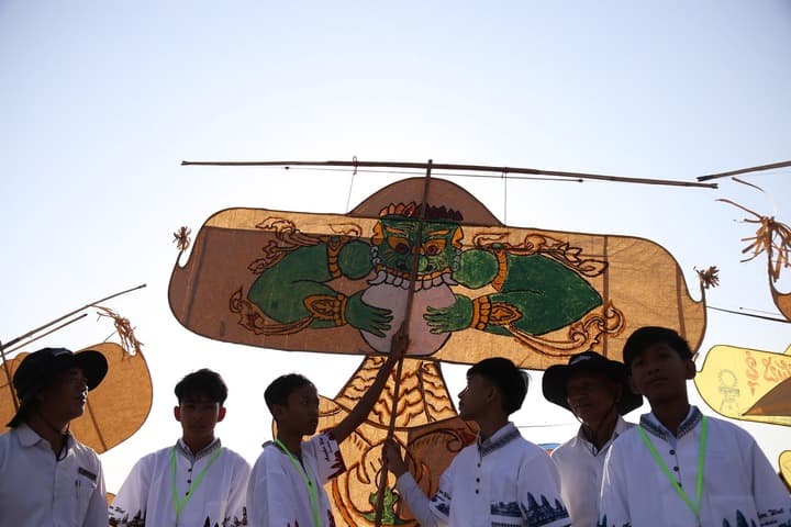 ชาวกัมพูชาแข่ง ‘ว่าว’ ในเสียมราฐ