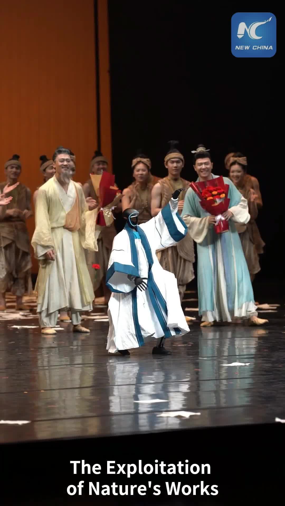 หุ่นยนต์โชว์ลีลาแดนซ์สุดพลิ้ว โขมยซีนบนเวทีการแสดงในเจียงซี