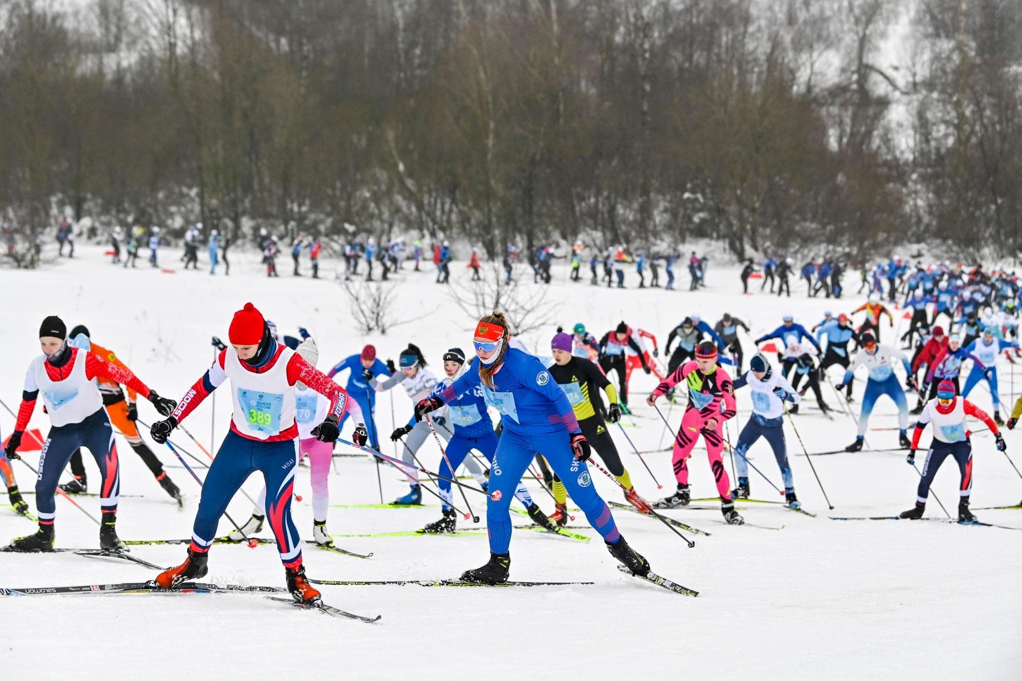 ผู้คนนับพันร่วมแข่งขัน ‘สกีหมู่’ ในรัสเซีย