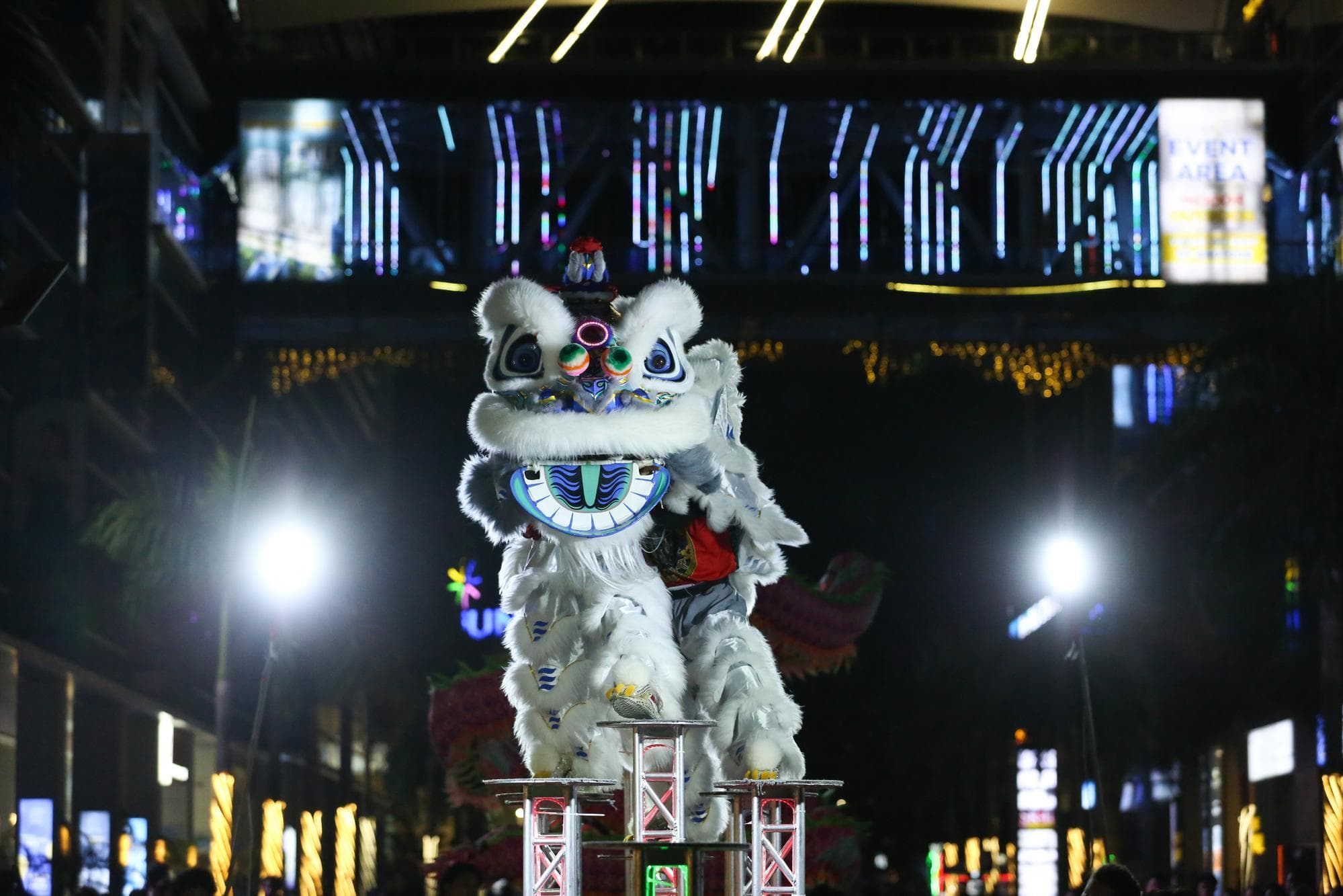 โชว์เชิดสิงโตปีนเสา-เชิดมังกรเรืองแสง รับตรุษจีนในเมียนมา