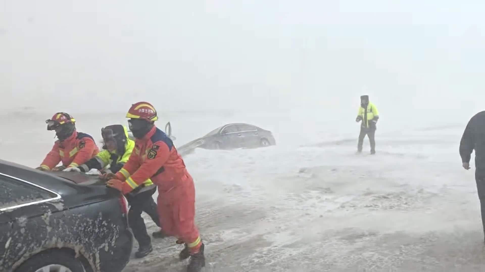 มองโกเลียในเผชิญ ‘พายุหิมะ’ การจราจรเป็นอัมพาต กู้ภัยรุดช่วยเหลือ