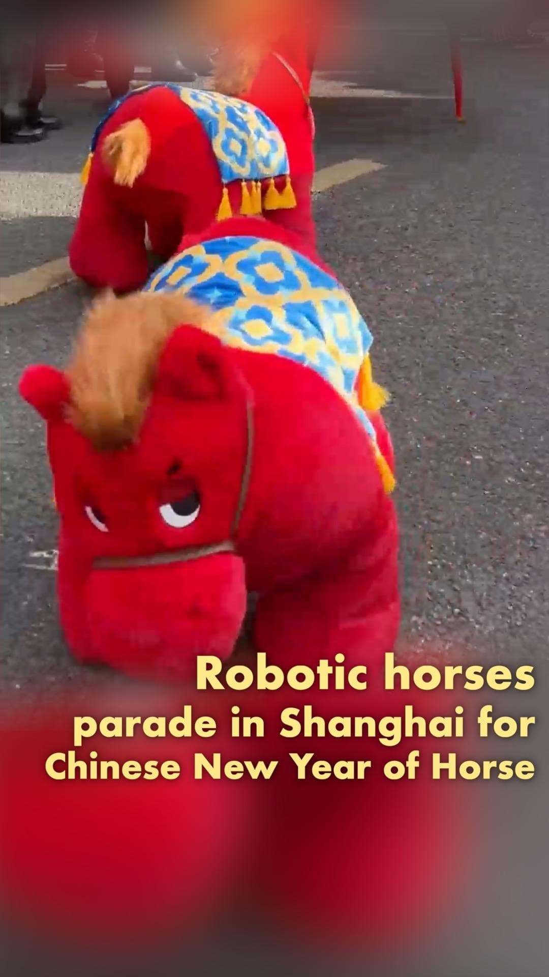 ‘หุ่นยนต์ม้ามองบน’ สร้างสีสันบนถนนรับตรุษจีนในเซี่ยงไฮ้