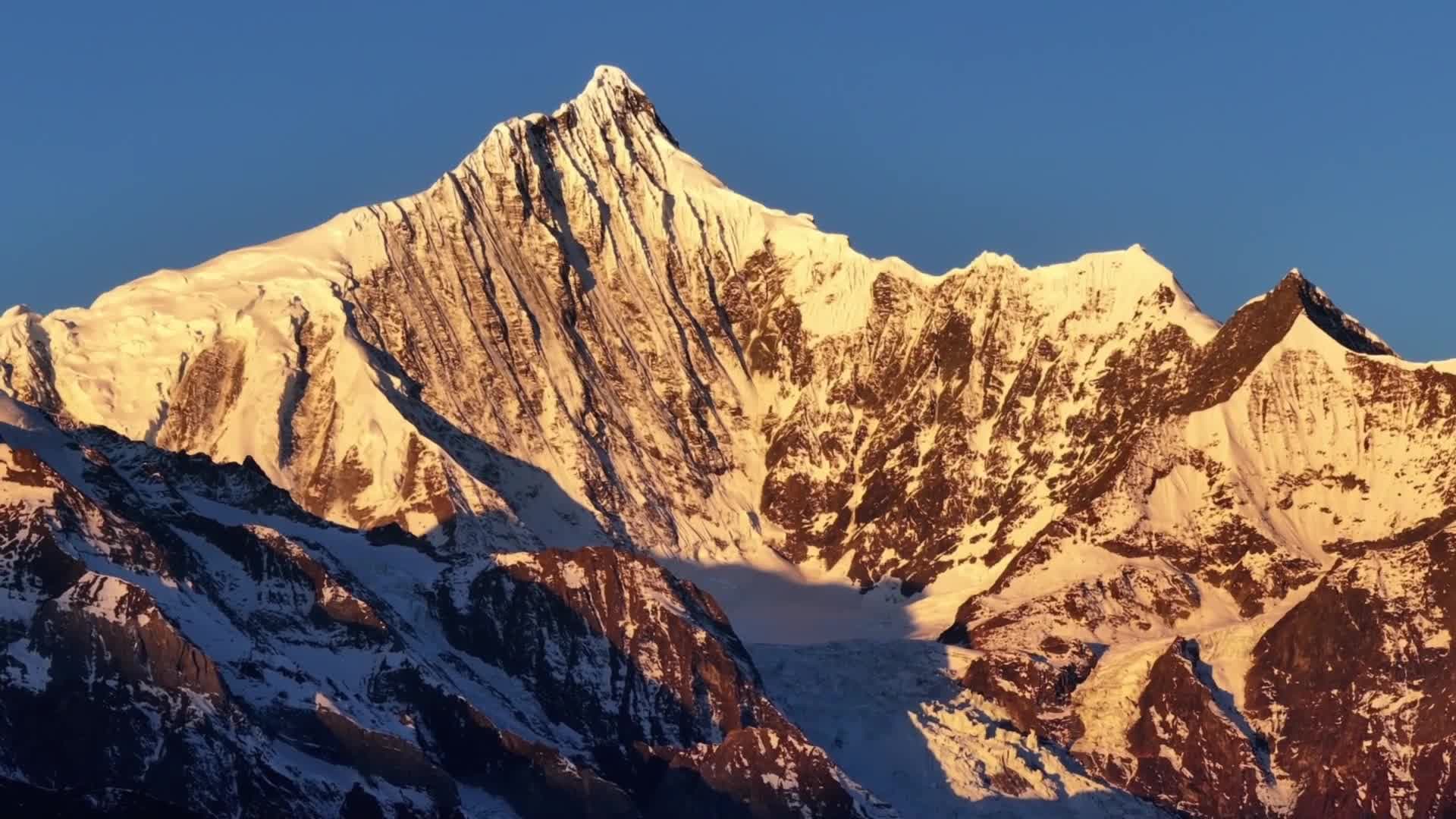ตะวันสาดแสงทองส่อง ‘ภูเขาหิมะเหมยหลี่’ ดังคำอวยพรรับปีม้าในยูนนาน