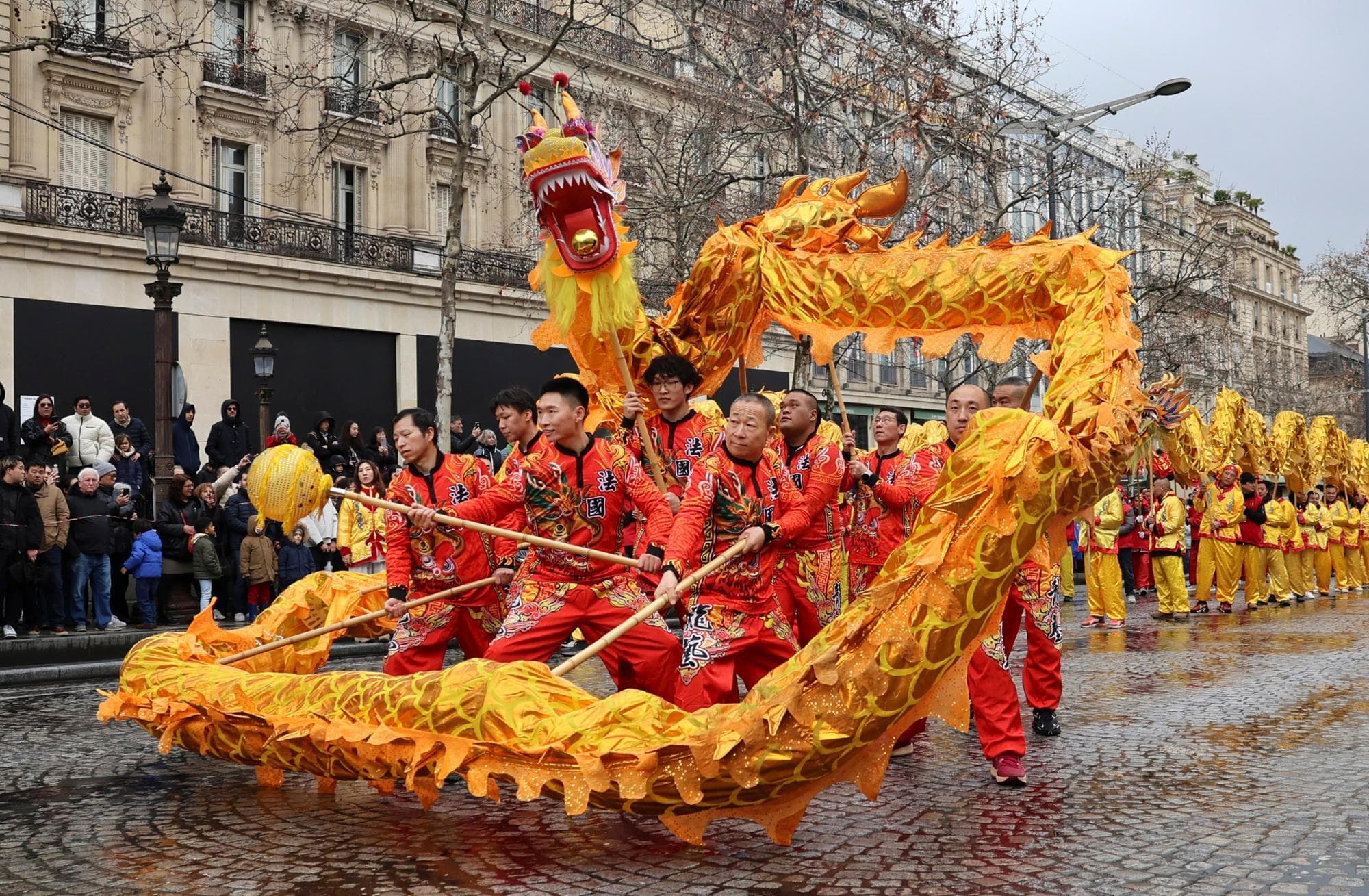 ขบวนพาเหรดตรุษจีนกลางปารีส ดึงผู้คนร่วมชมคึกคัก