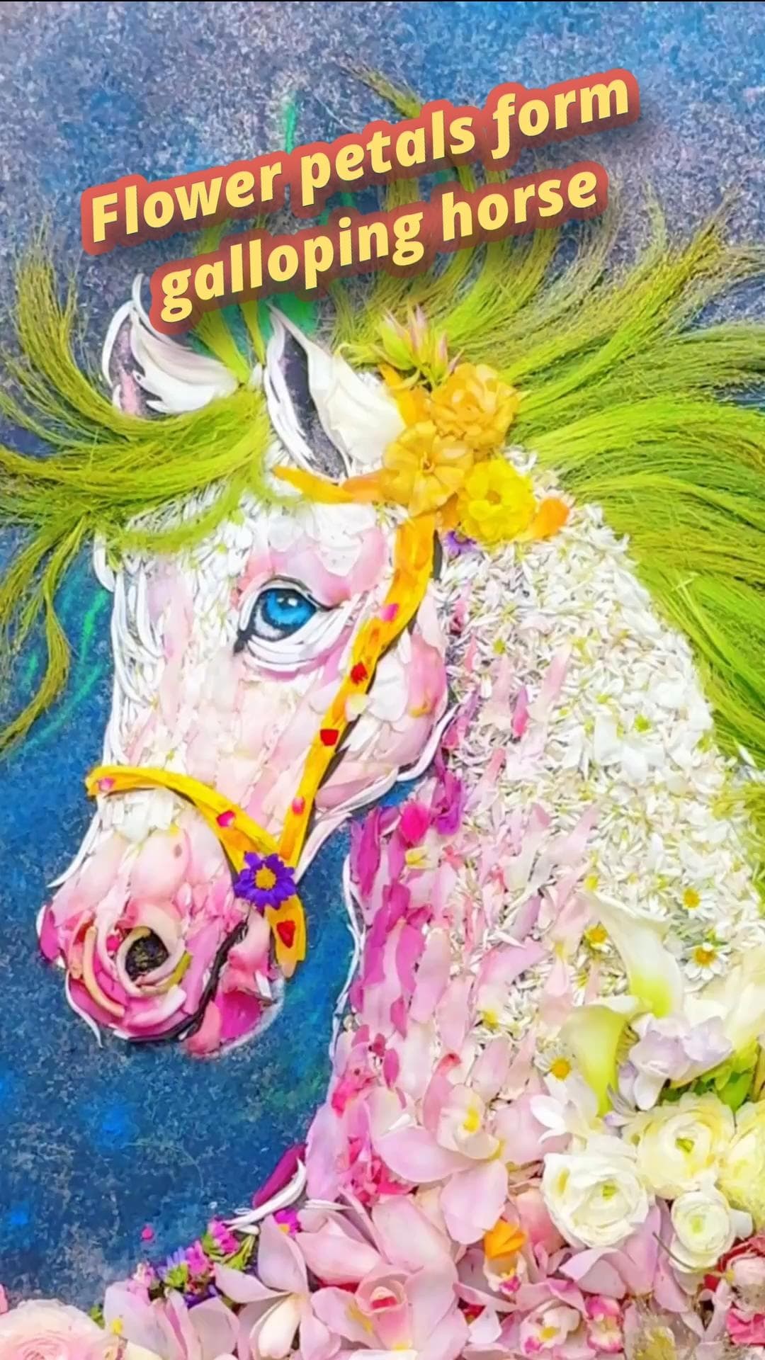 ศิลปินคุนหมิงเนรมิต ‘ม้า’ จากดอกไม้สดนับพันกลีบ สวยสง่าราวมีชีวิต