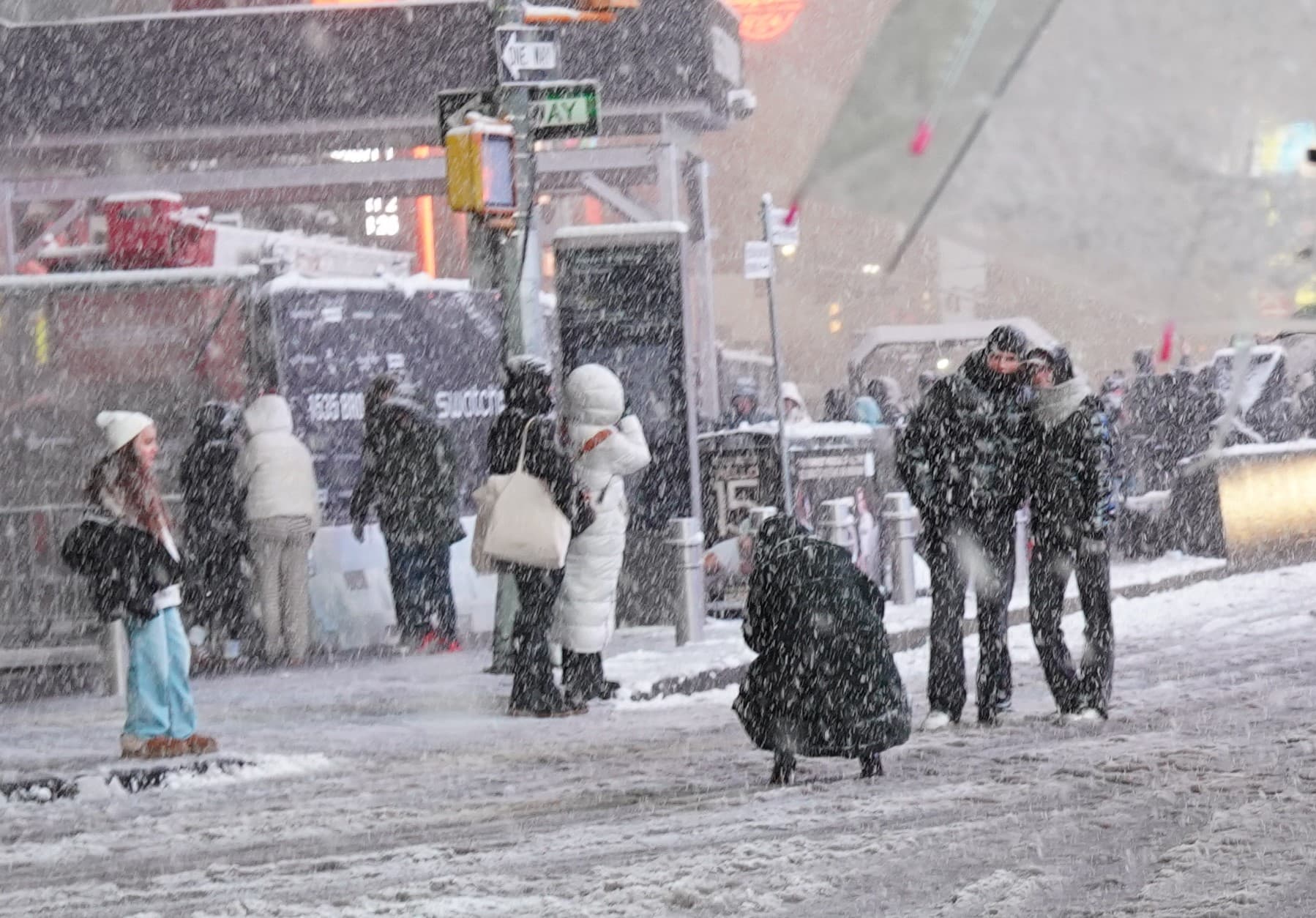พายุฤดูหนาวถล่ม ‘นิวยอร์ก’ หิมะปกคลุมหลายพื้นที่