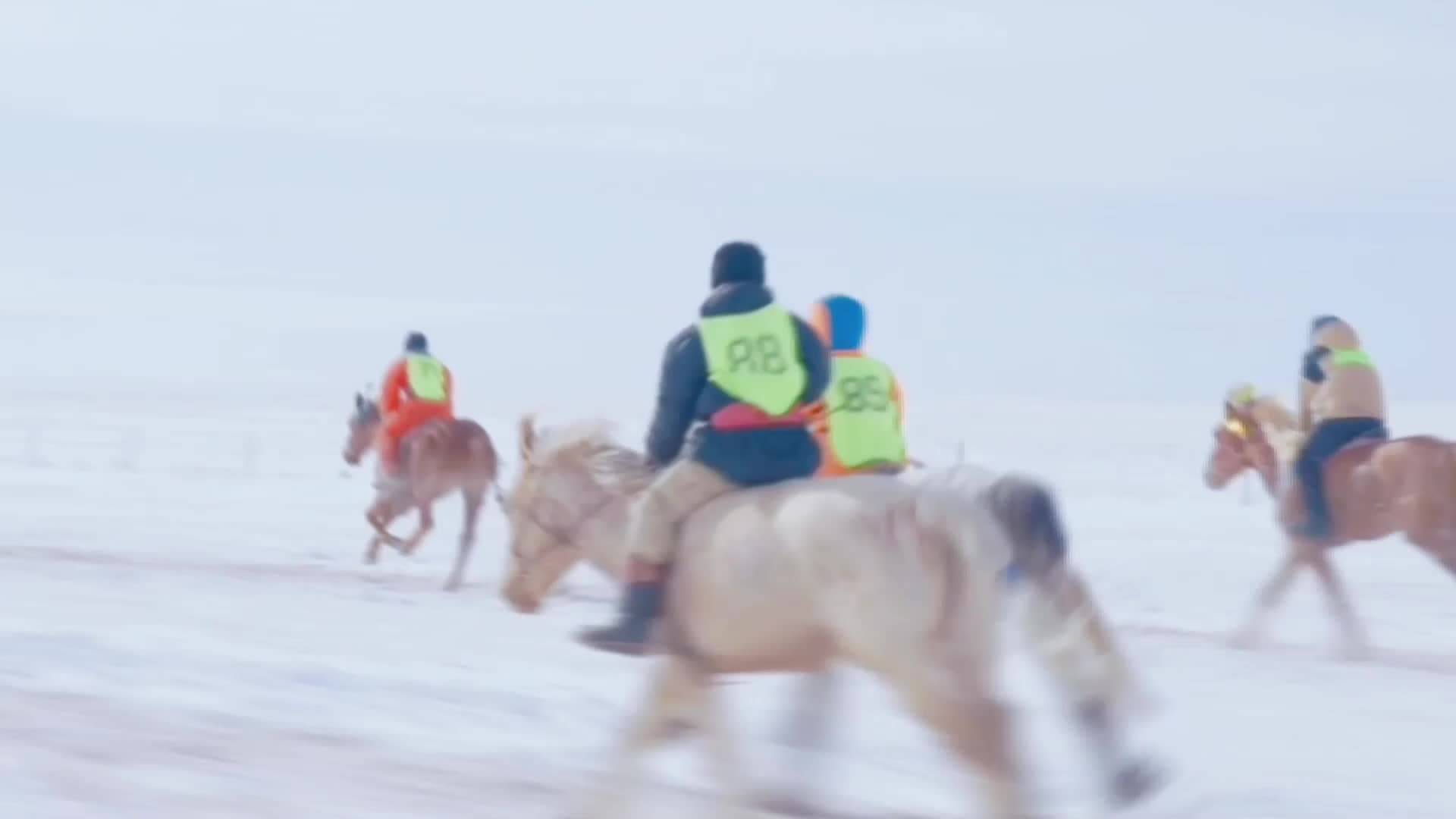 ศึกเยาวชน ‘ขี่ม้า’ เร้าใจกลางหิมะ สองนักแข่งเด็กคว้าแชมป์