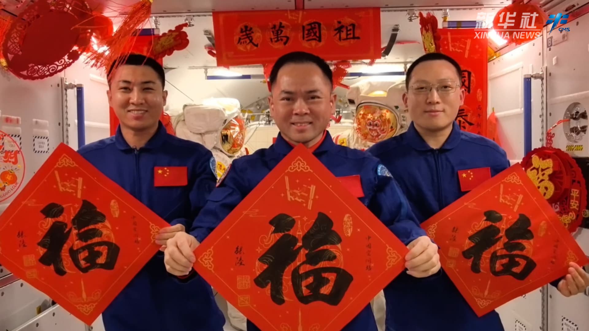 ทีมนักบินอวกาศเสินโจว-21 อวยพรตรุษจีนปีม้า กินเค้กอบใหม่บนสถานีอวกาศเทียนกง