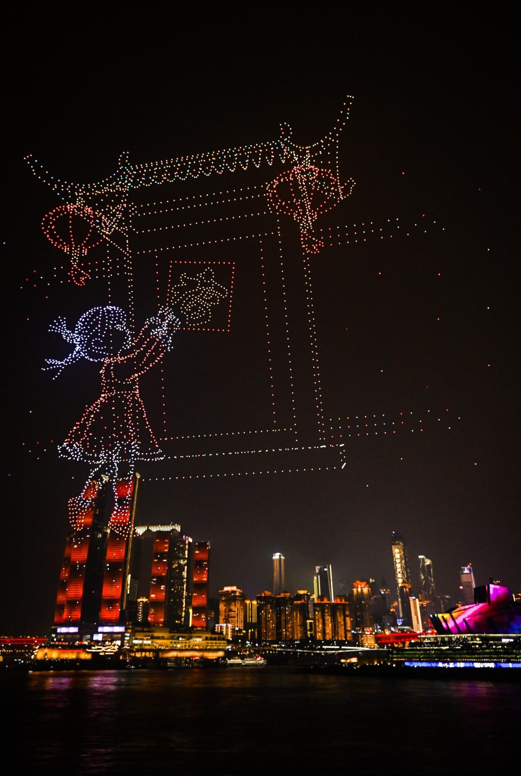 ฉงชิ่งจัดแสดง ‘โดรนแปรขบวน’ ฉลองตรุษจีน แสงสีสว่างไสวกลางฟ้าราตรี