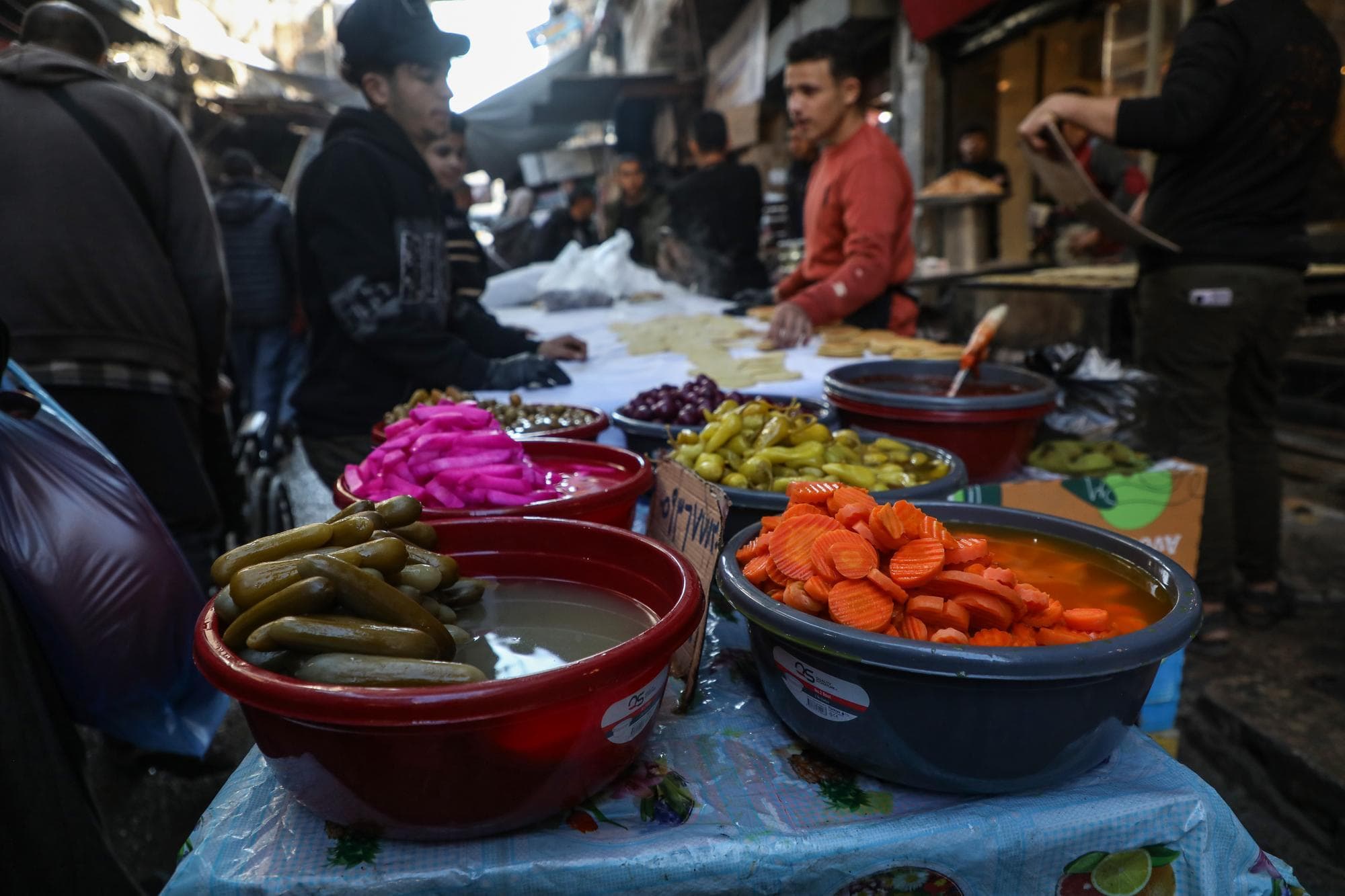 ชาวปาเลสไตน์เดินจ่ายตลาด ซื้ออาหารช่วงเดือนรอมฎอน