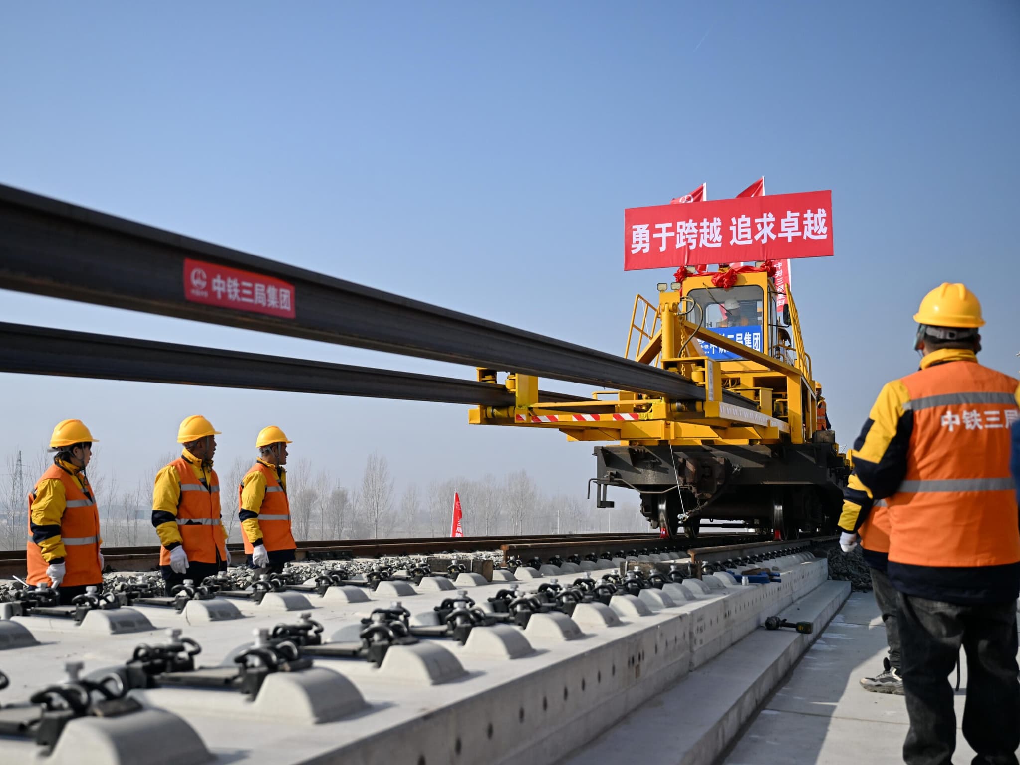 งานวางรางทางม้าเหล็กเร็วสูง ‘สยงอัน-ซินโจว’ ในเหอเป่ย