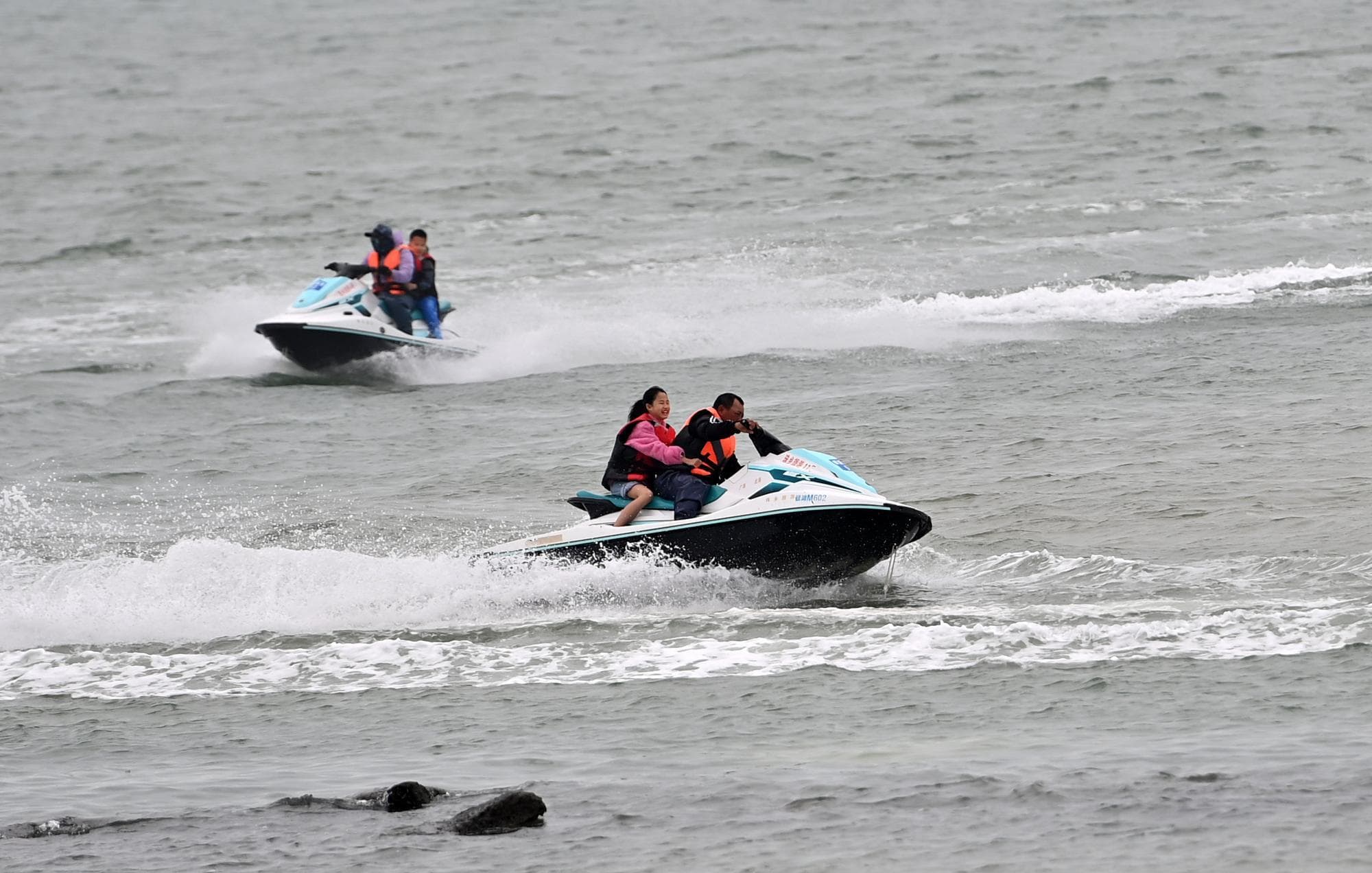 นักท่องเที่ยวขี่เจ็ตสกีสนุกสนานในกว่างซี