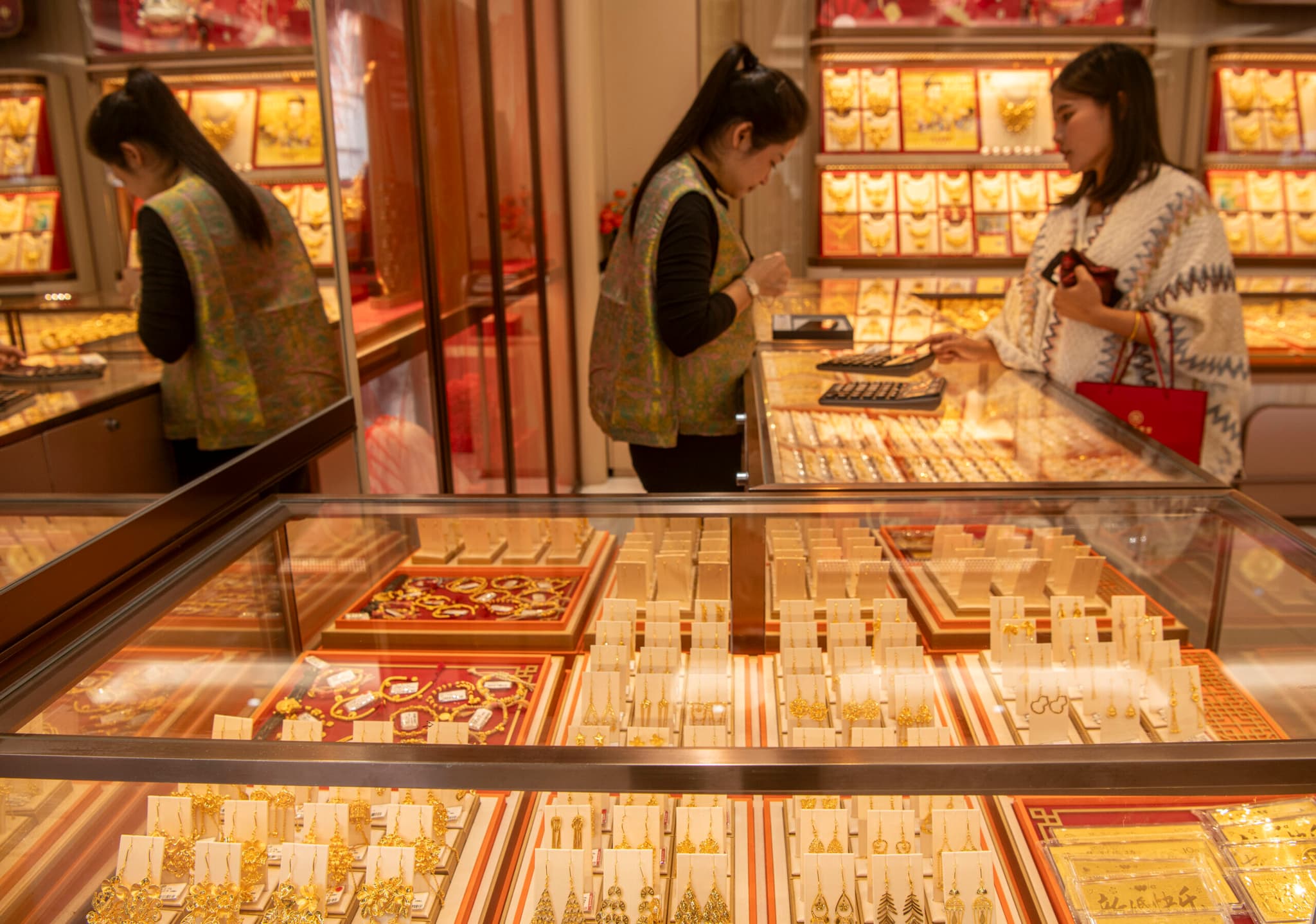 จีนเผยผลผลิต ‘ทองคำ’ เพิ่มขึ้น ความต้องการลงทุนพุ่งสูงในปี 2025