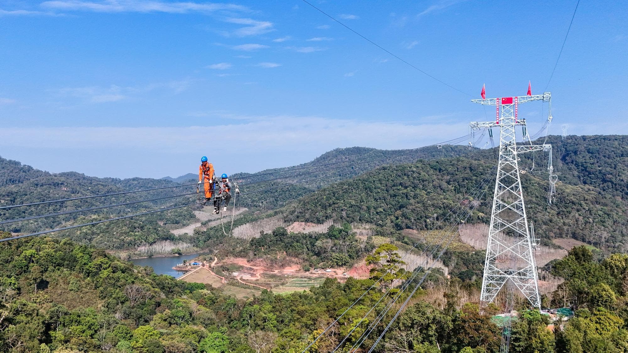 โครงการเชื่อม ‘สายส่งไฟฟ้าจีน-ลาว’ 500 kV เชื่อมต่อทั้งสายเสร็จสมบูรณ์