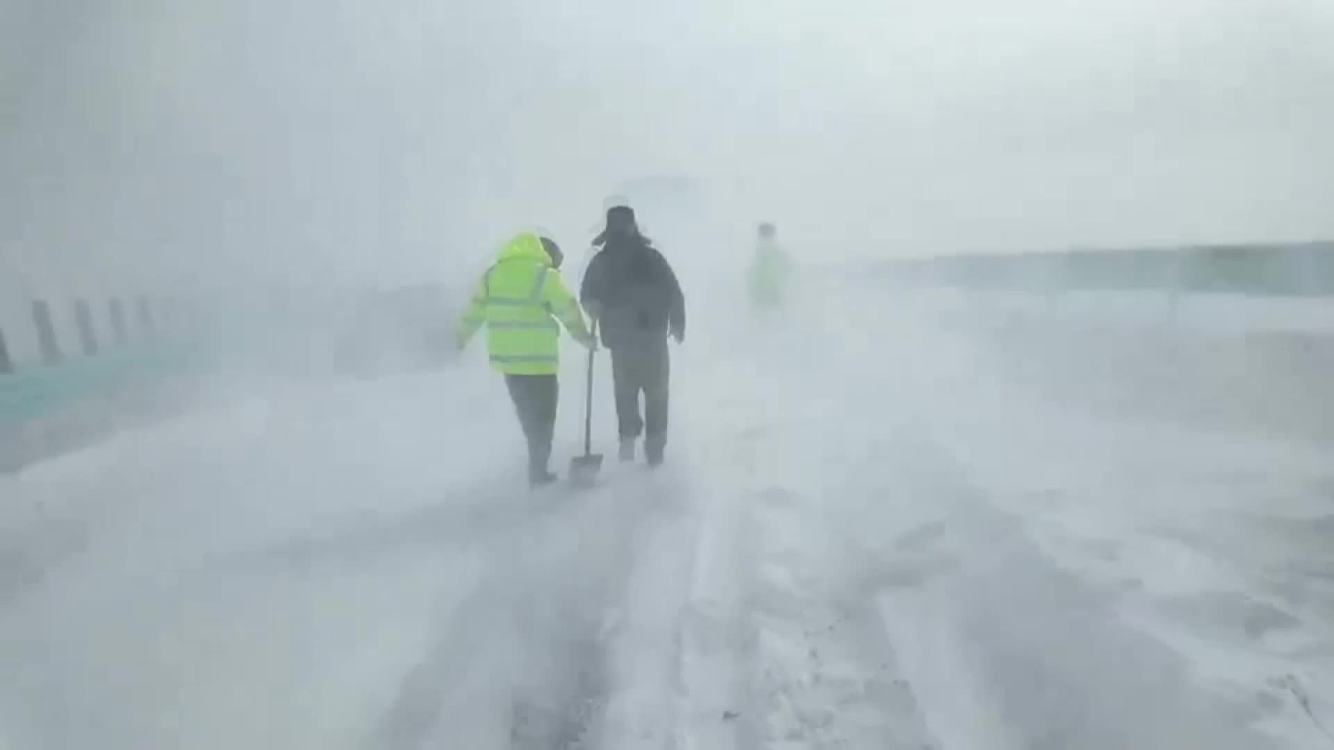 ทีมตำรวจจีนฝ่าลมสู้หิมะ ดูแลประชาชนเดินทางปลอดภัย