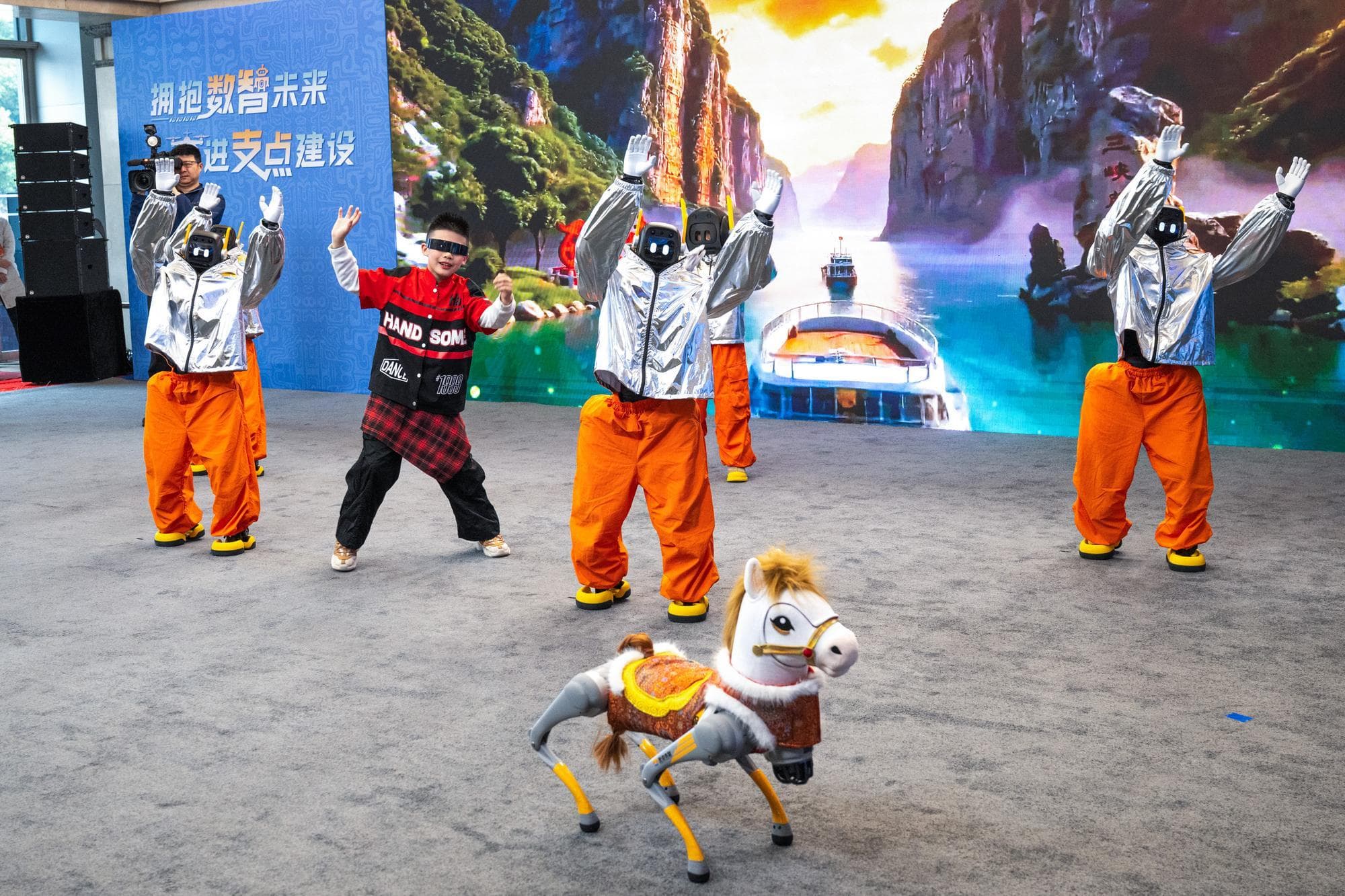 หูเป่ยจัดแสดง ‘eVTOL-หุ่นยนต์’ หลากรุ่น โชว์ความก้าวหน้าพลังเทคฯ