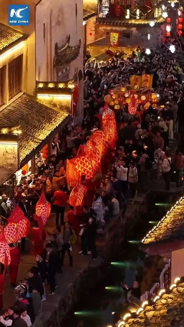 ขบวนแห่ ‘โคมไฟปลา’ สีสันตรุษจีนในเจียงซี